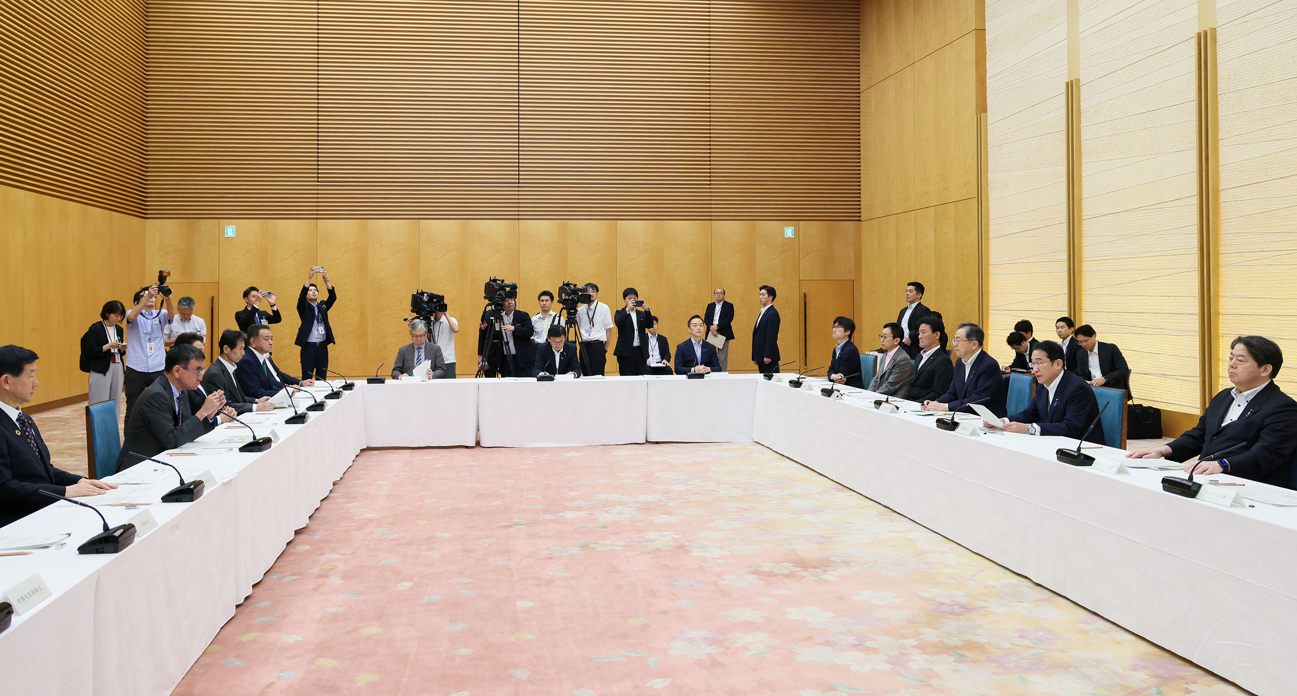 Prime Minister Kishida wrapping up a meeting (2)