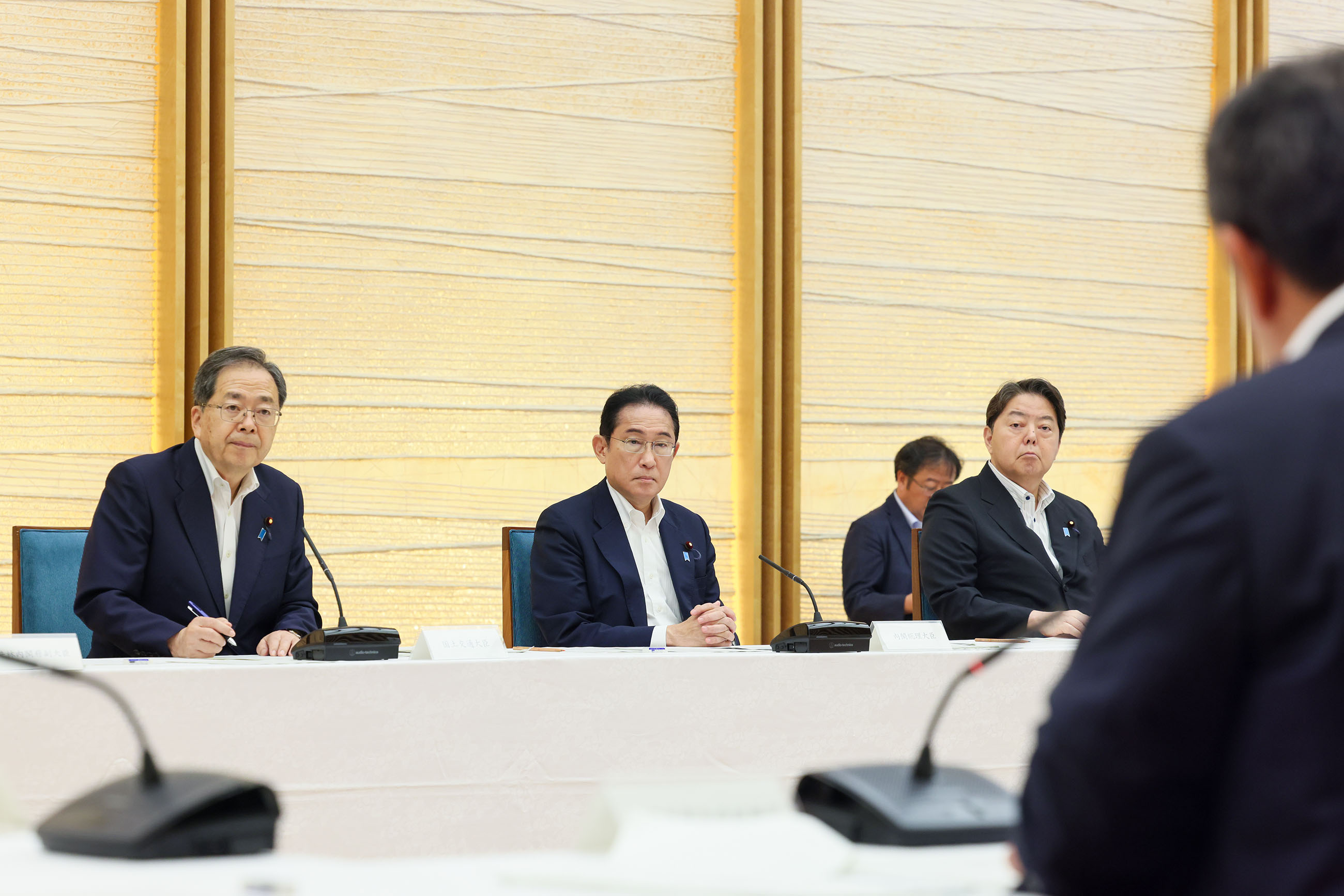 Prime Minister Kishida wrapping up a meeting (4)