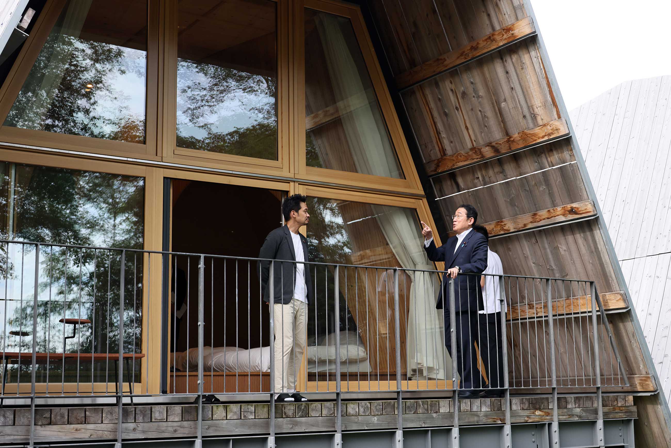 Prime Minister Kishida visiting SANU 2nd Home Karuizawa 1st (5)