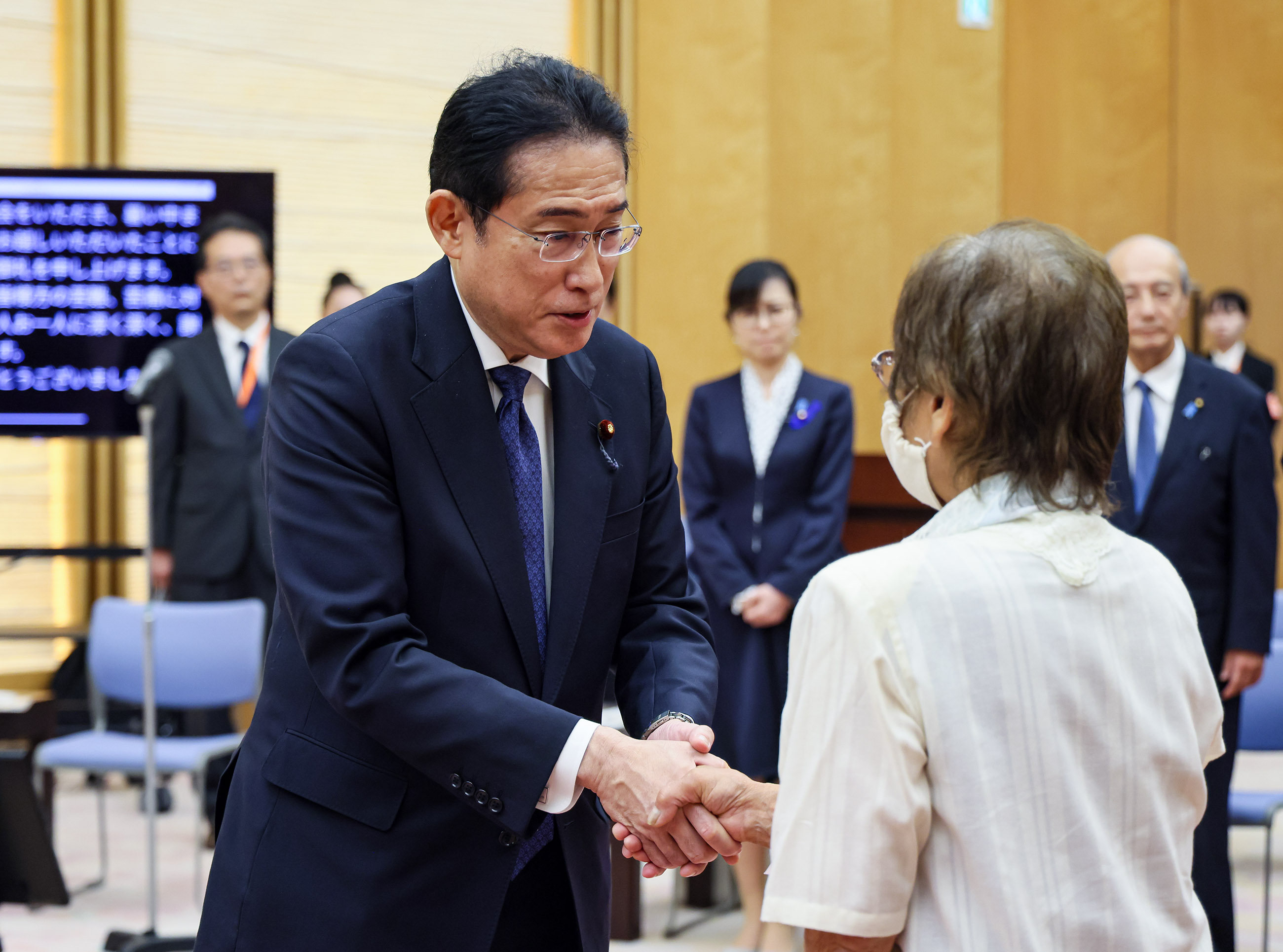 Prime Minister Kishida meeting with groups of plaintiffs and others (1)