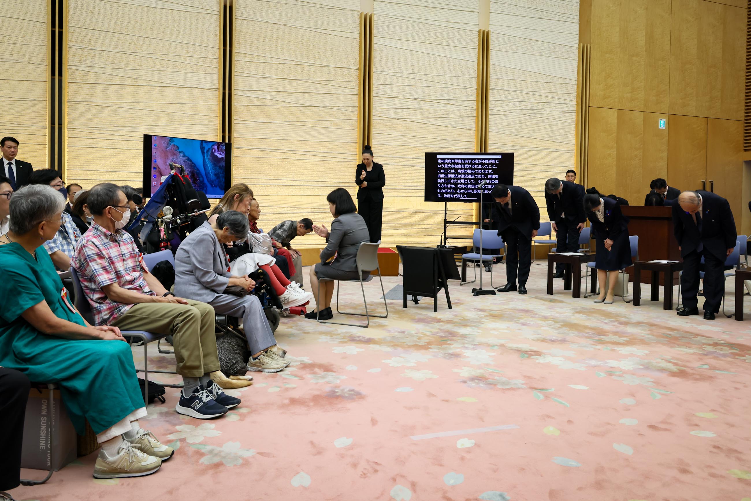 Prime Minister Kishida meeting with groups of plaintiffs and others (6)