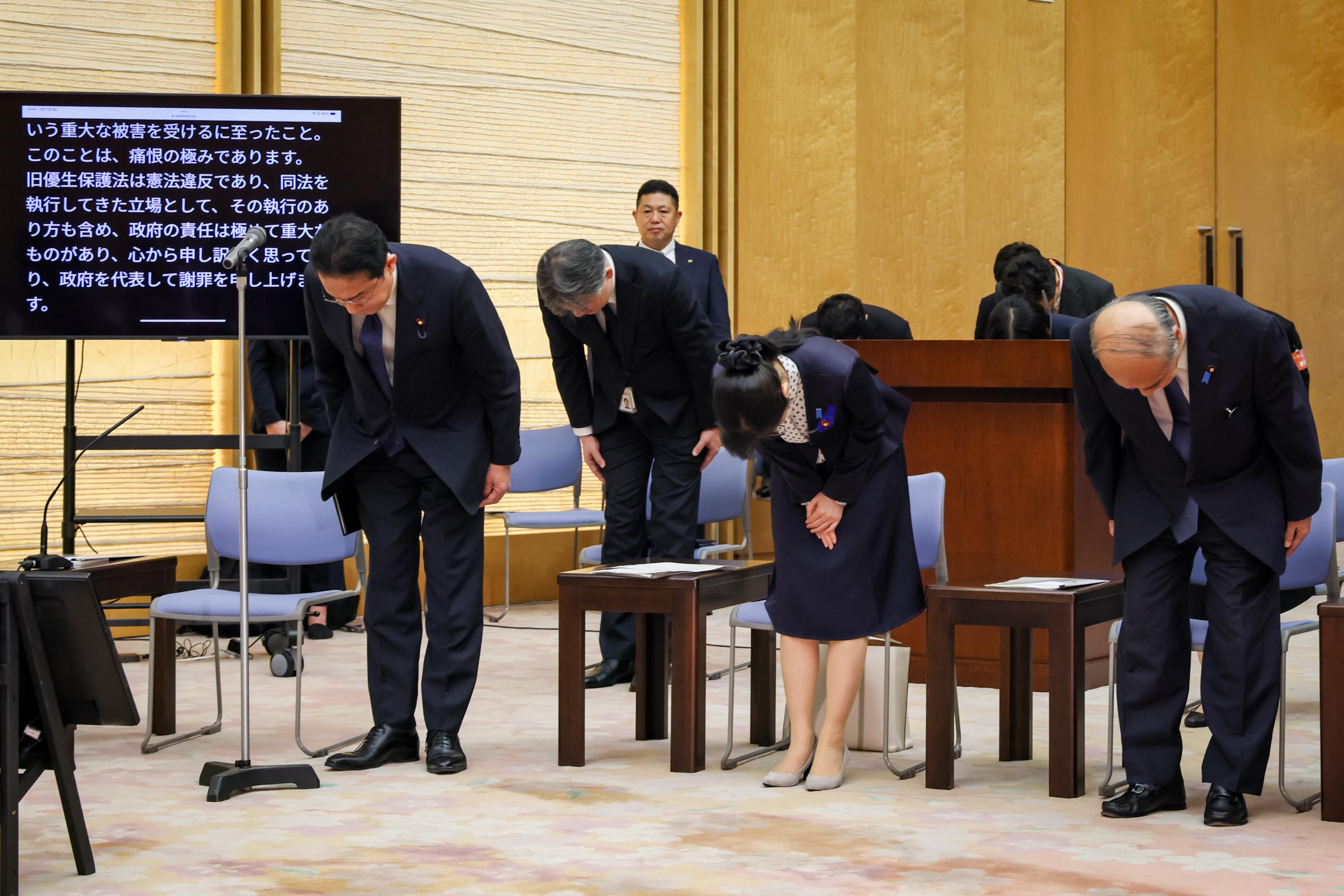 Prime Minister Kishida meeting with groups of plaintiffs and others (7)