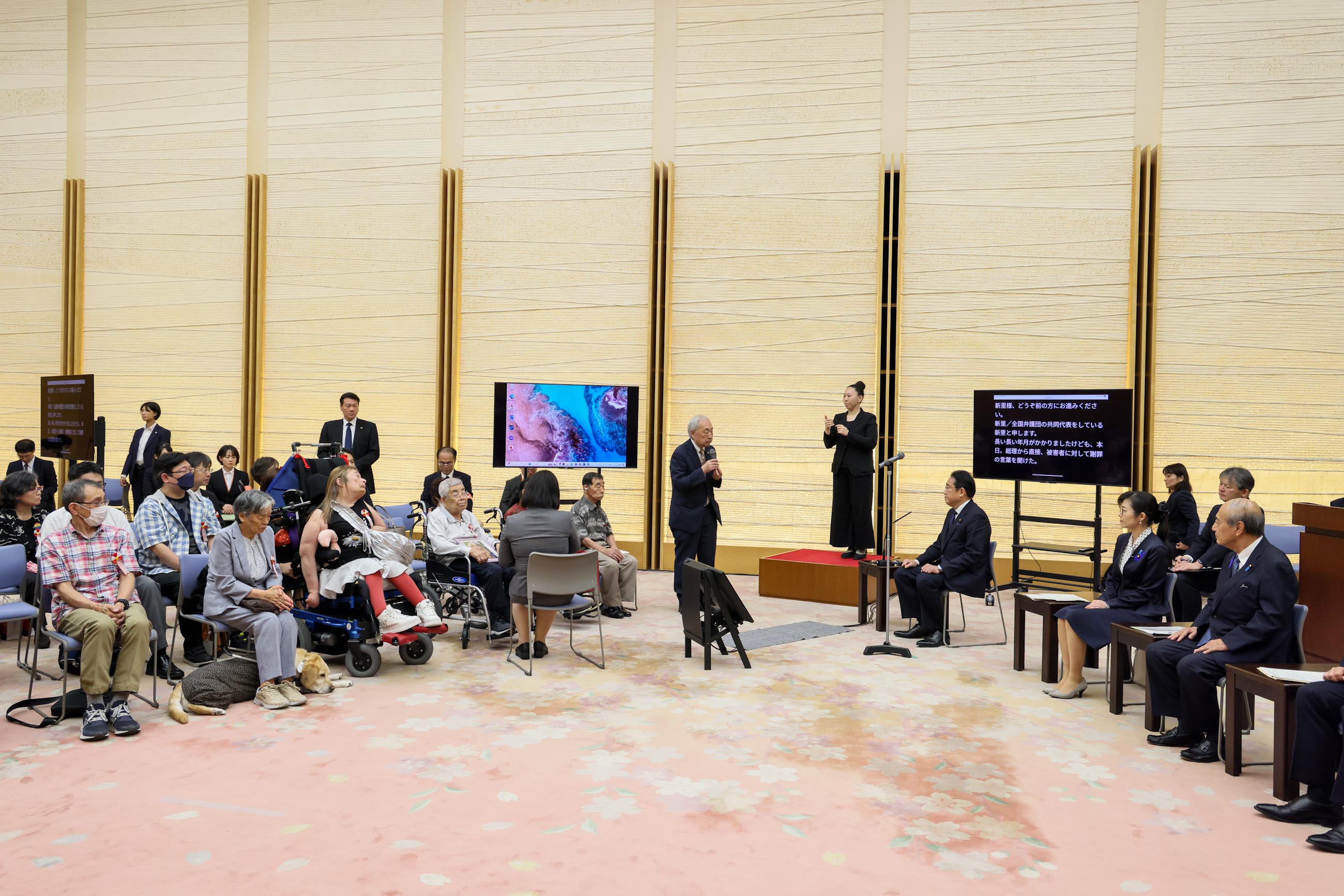 Prime Minister Kishida meeting with groups of plaintiffs and others (8)