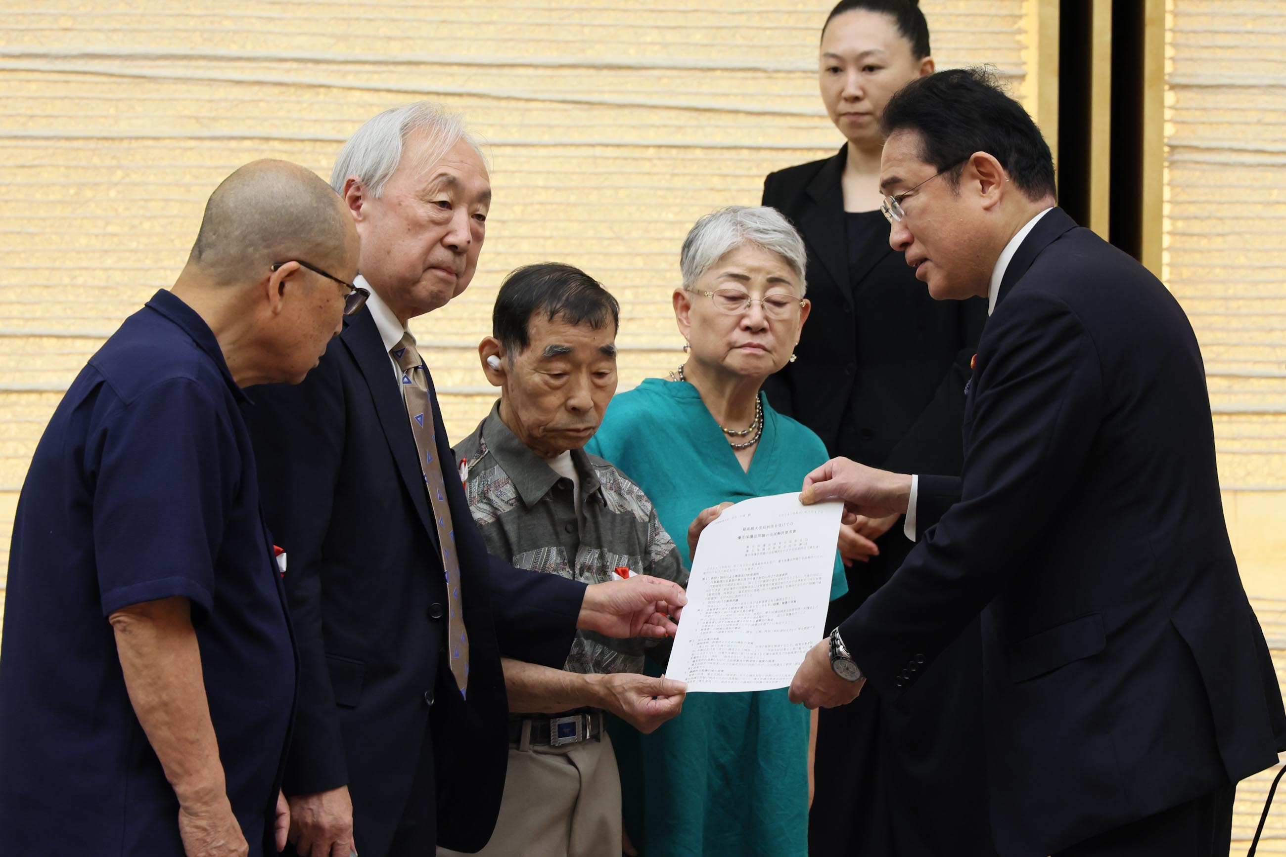 Prime Minister Kishida meeting with groups of plaintiffs and others (10)