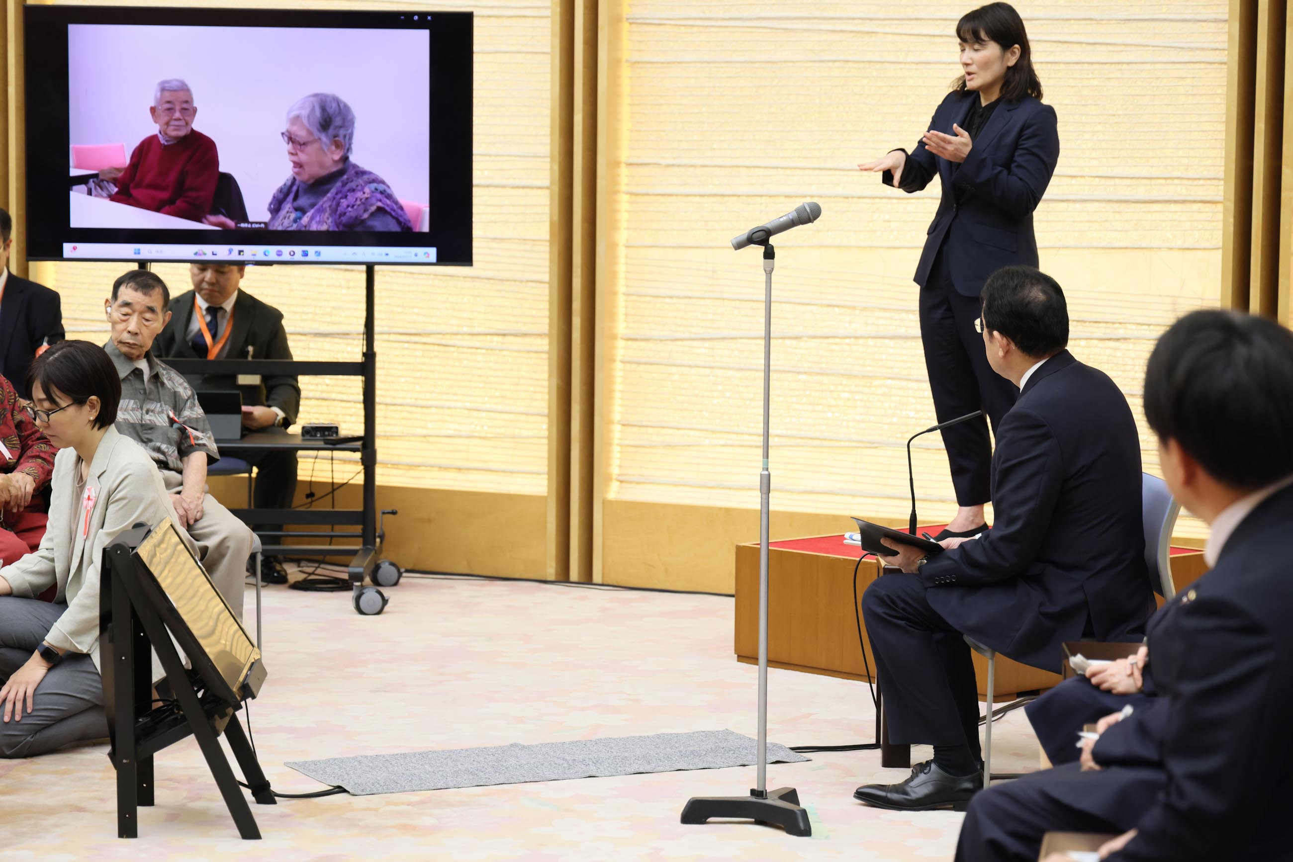 Prime Minister Kishida meeting with groups of plaintiffs and others (11)