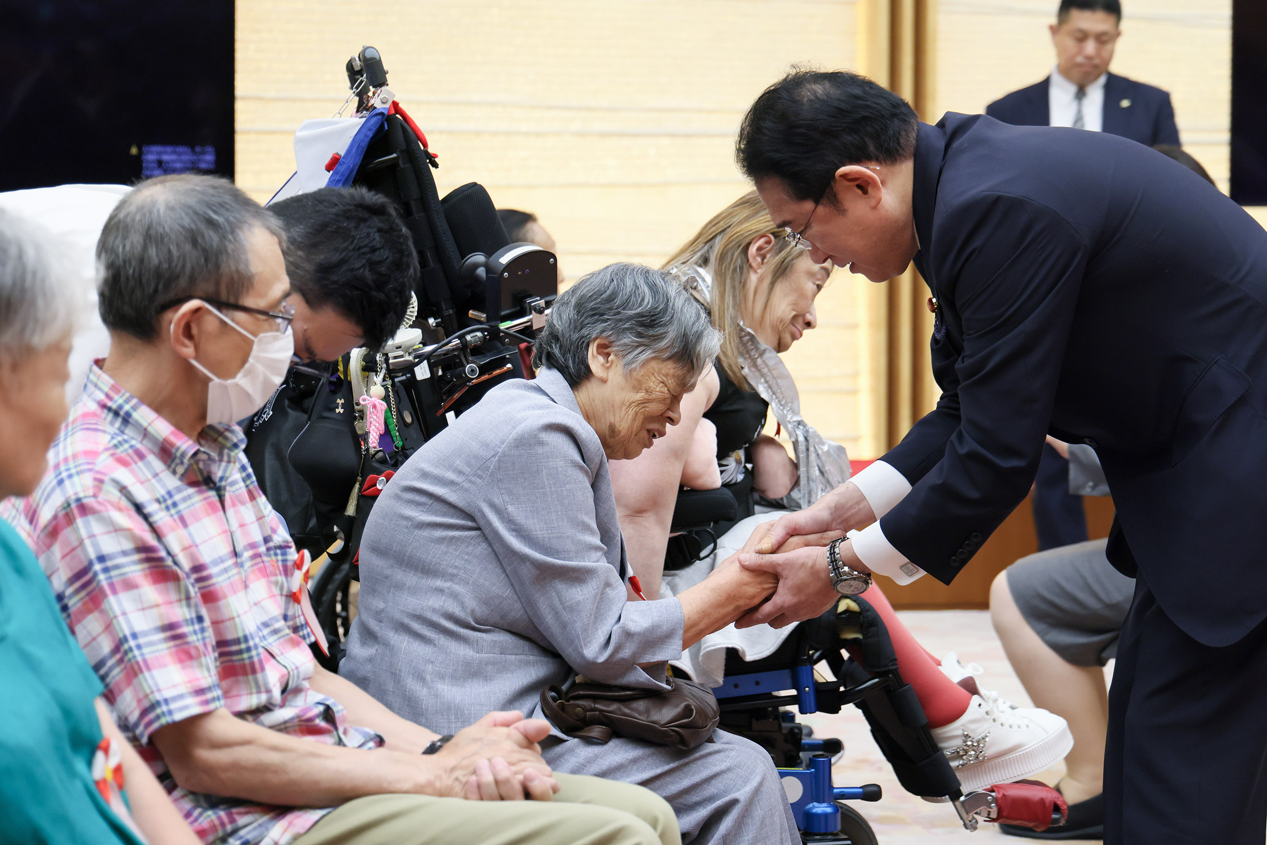 Prime Minister Kishida meeting with groups of plaintiffs and others (15)