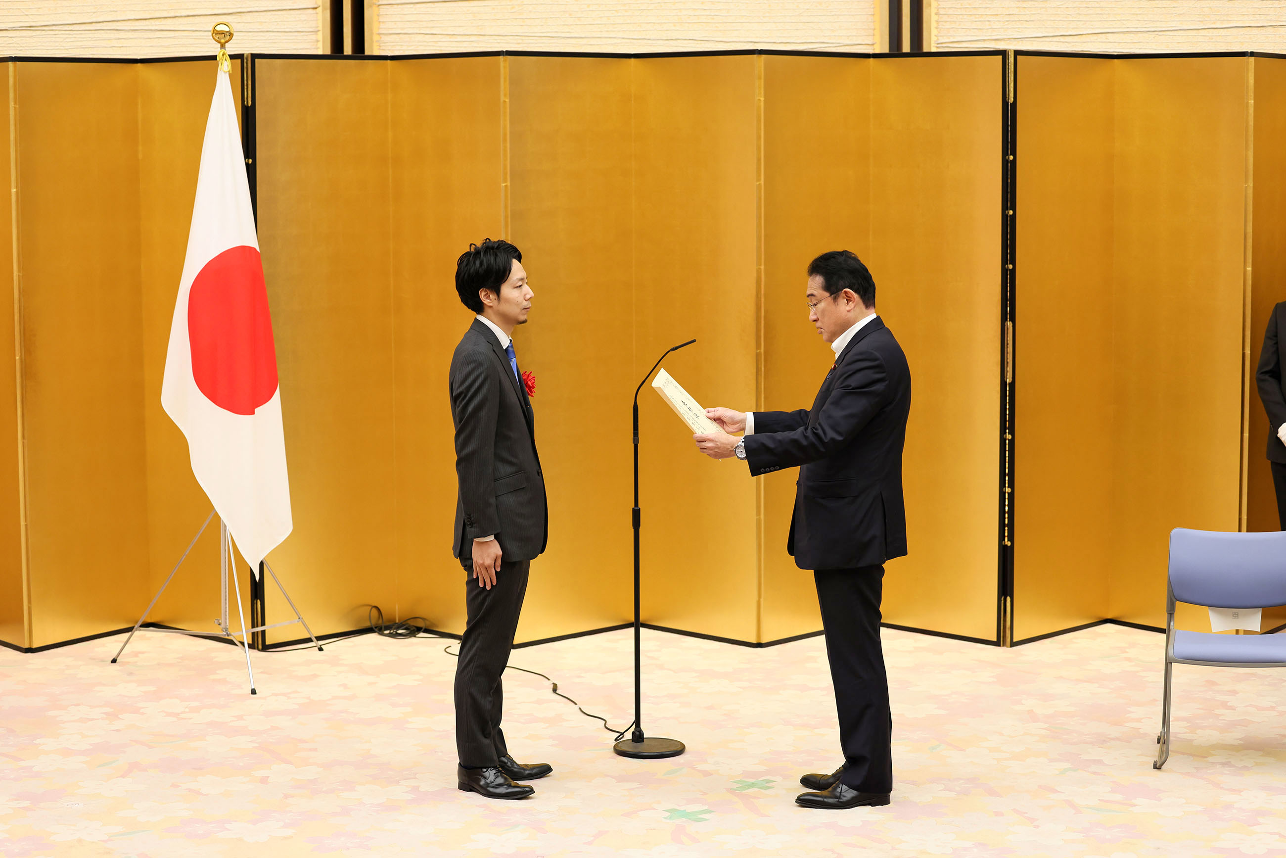 Prime Minister Kishida presenting the Prime Minister’s Award (1)