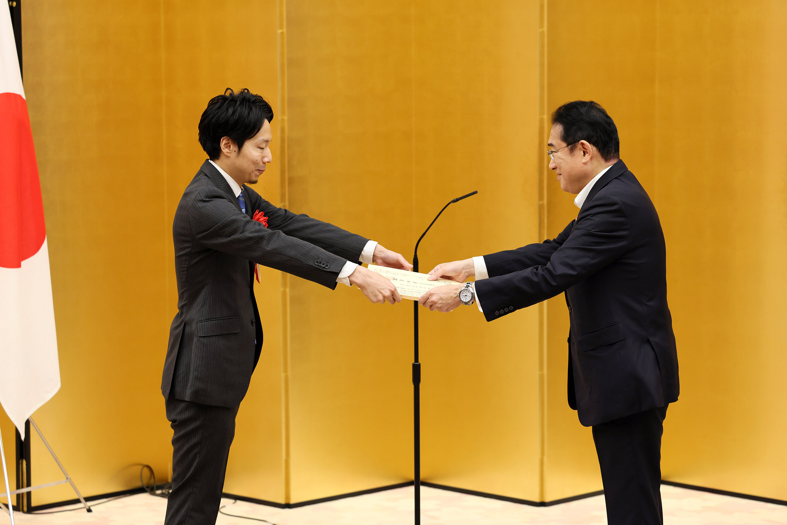 Prime Minister Kishida presenting the Prime Minister’s Award (2)