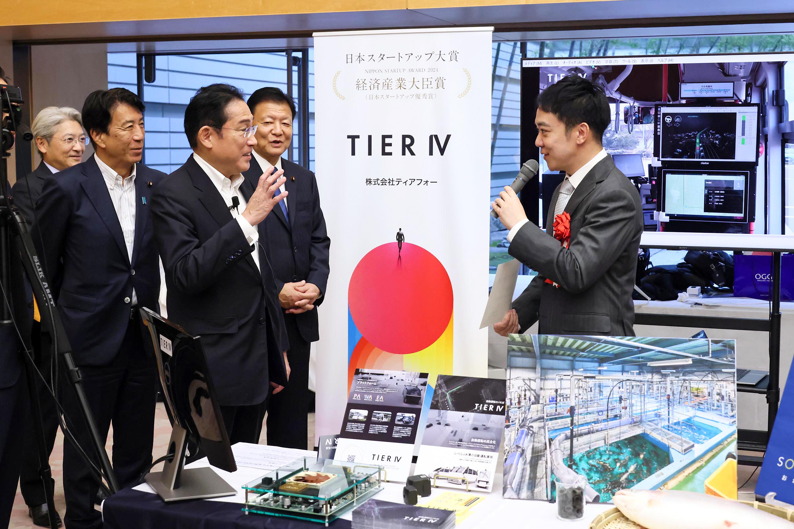 Prime Minister Kishida viewing the exhibition booth of award winners (1)