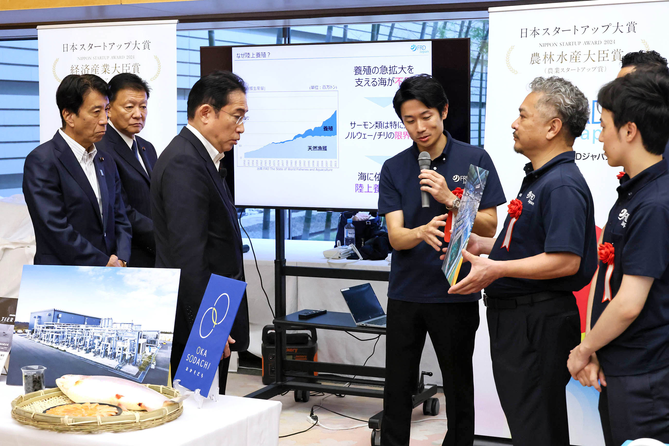 Prime Minister Kishida viewing the exhibition booth of award winners (2)