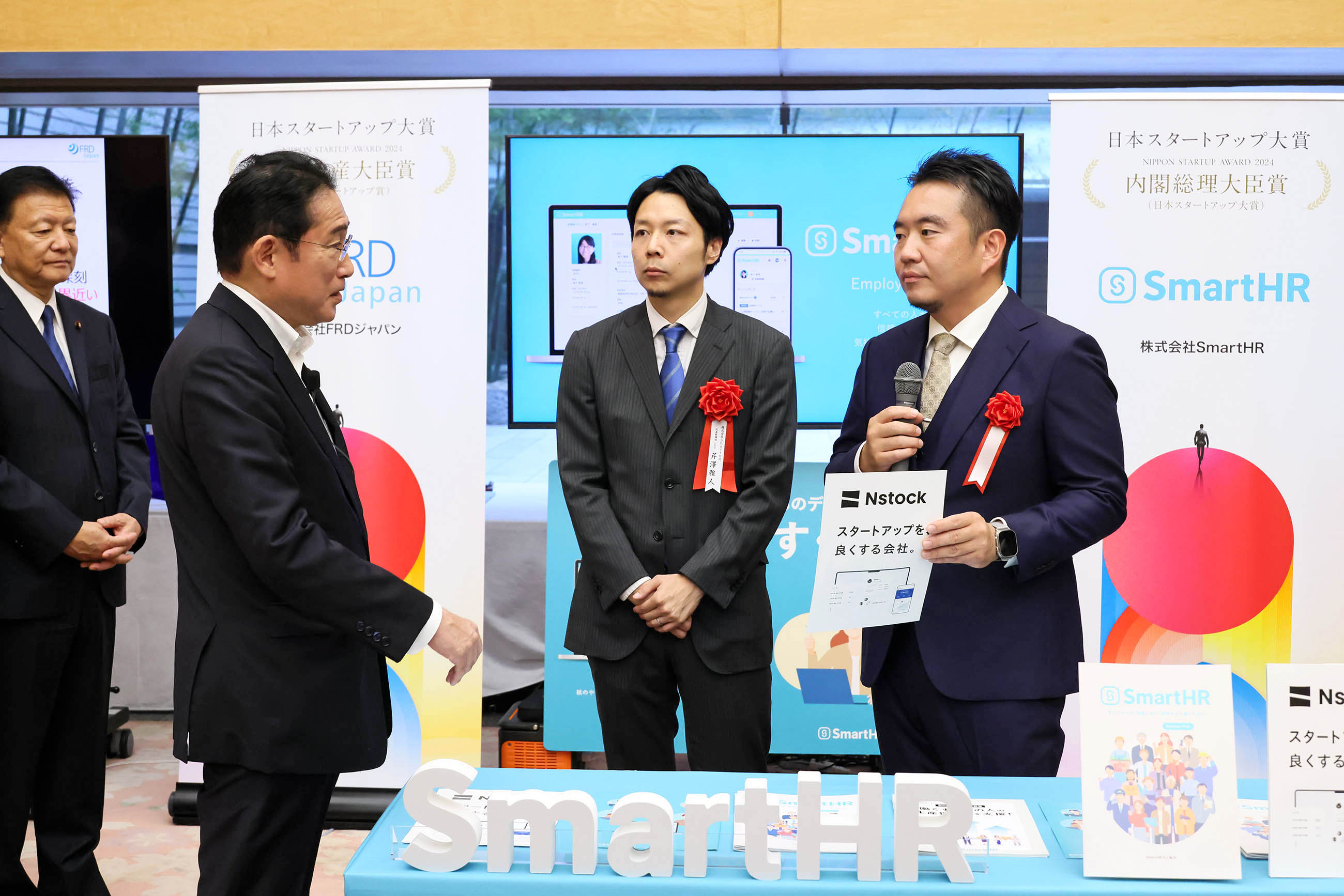 Prime Minister Kishida viewing the exhibition booth of award winners (3)