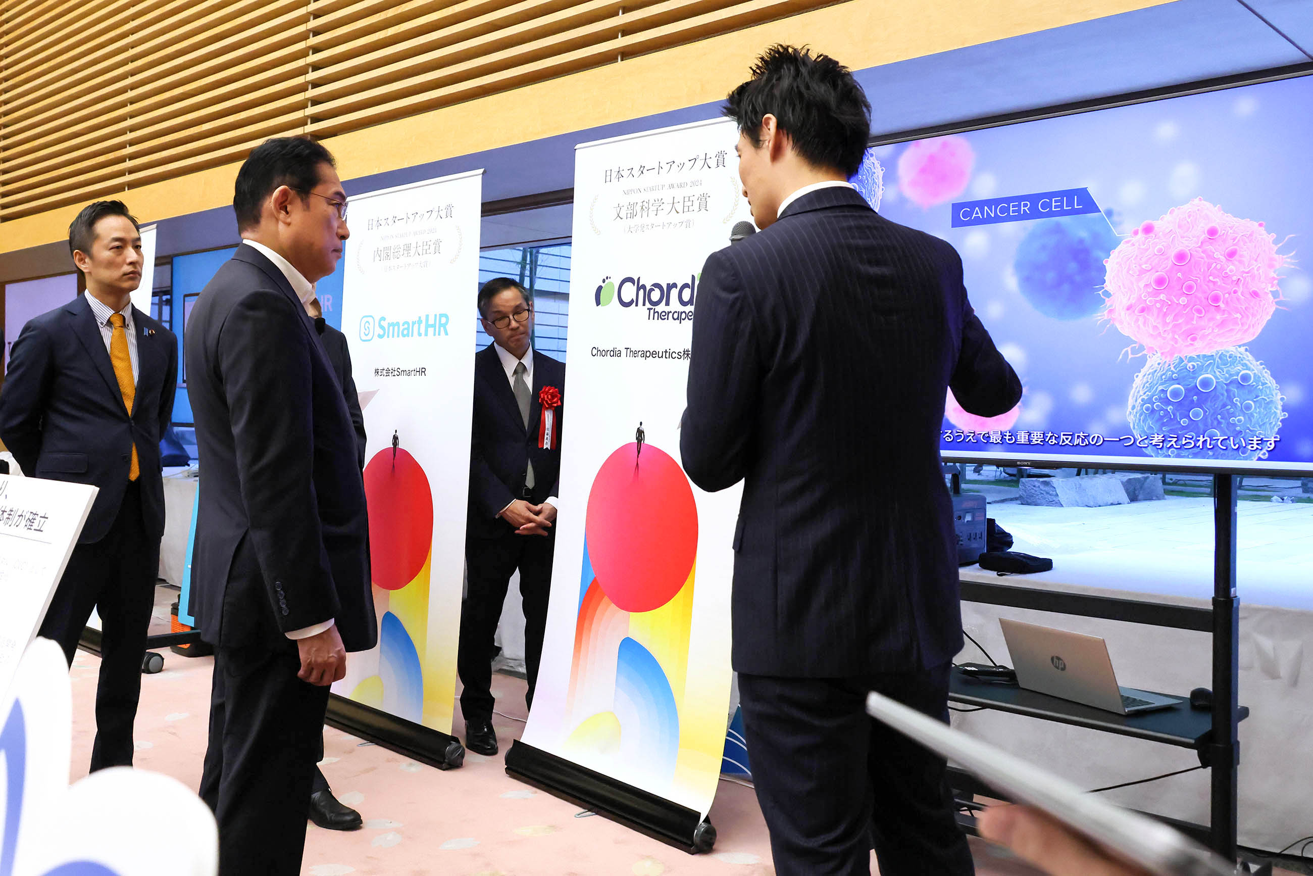 Prime Minister Kishida viewing the exhibition booth of award winners (4)