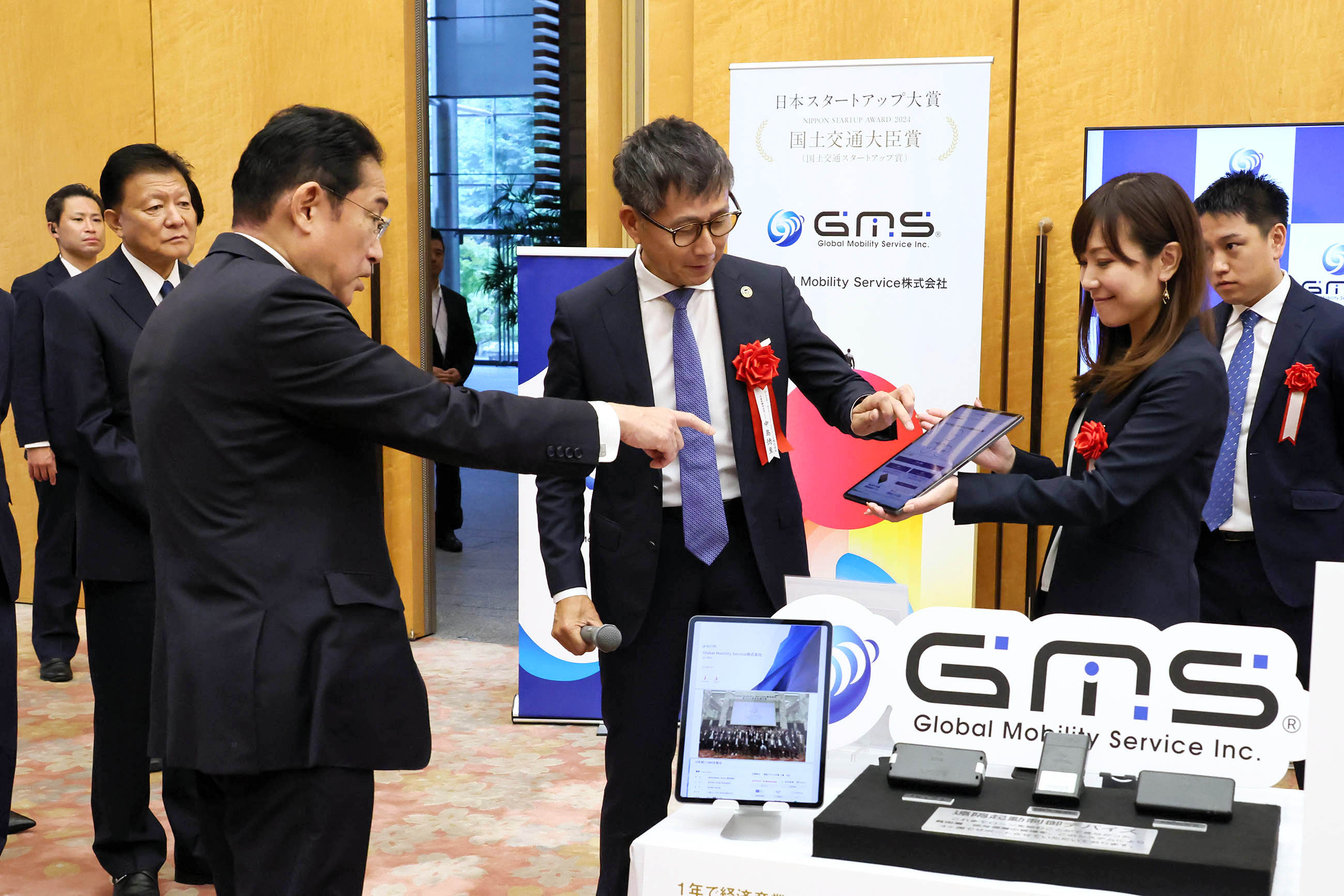 Prime Minister Kishida viewing the exhibition booth of award winners (6)