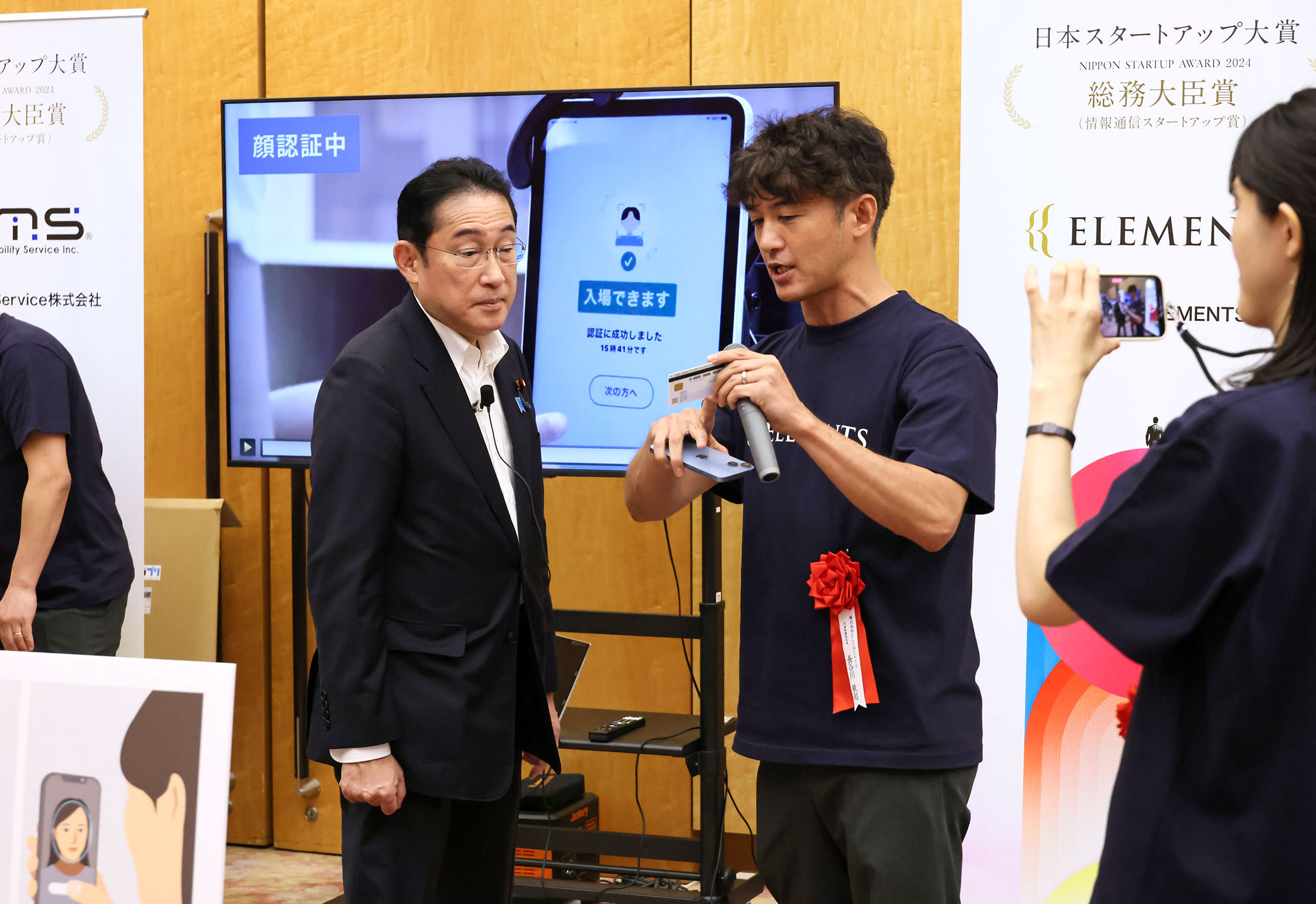 Prime Minister Kishida viewing the exhibition booth of award winners (7)