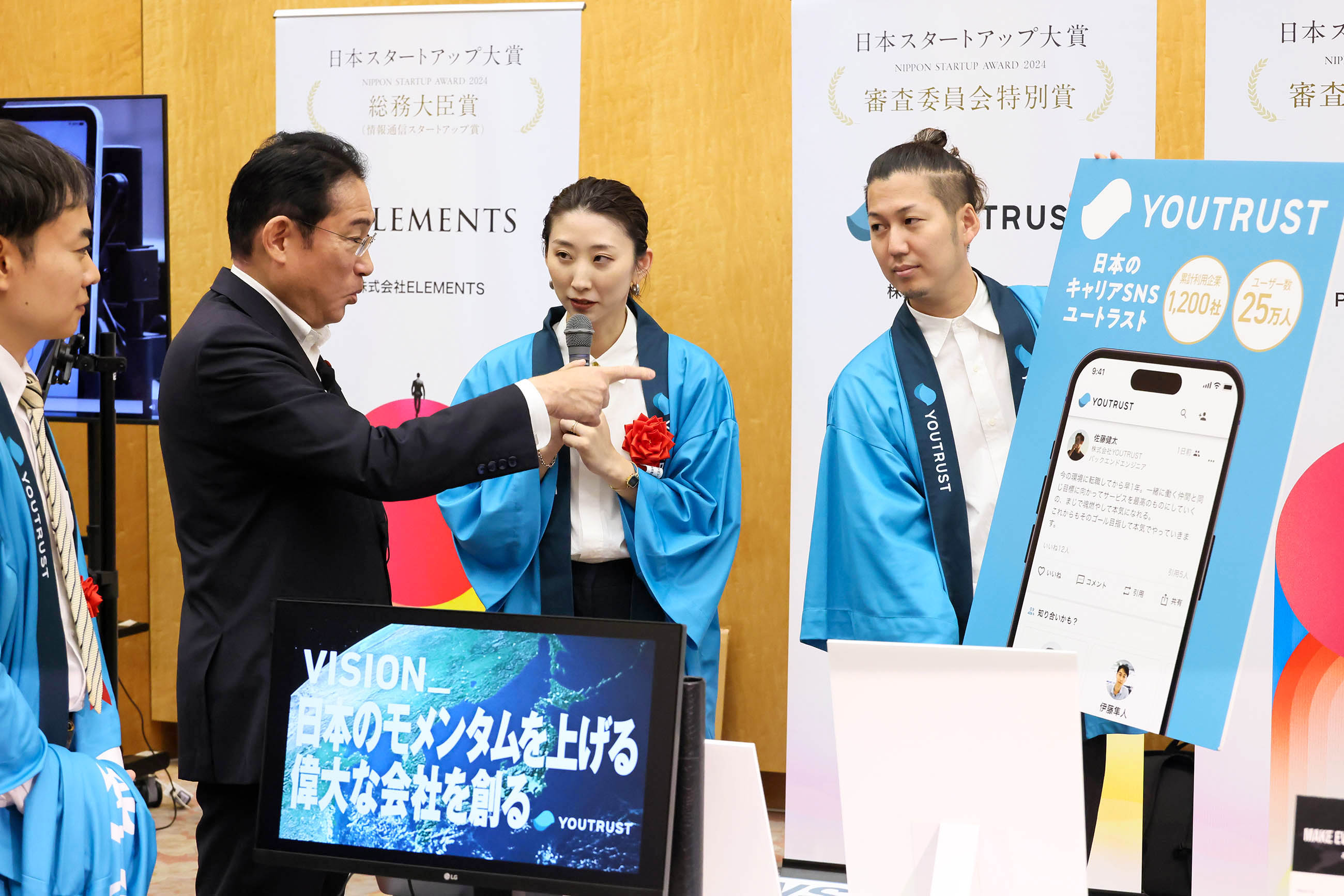 Prime Minister Kishida viewing the exhibition booth of award winners (8)