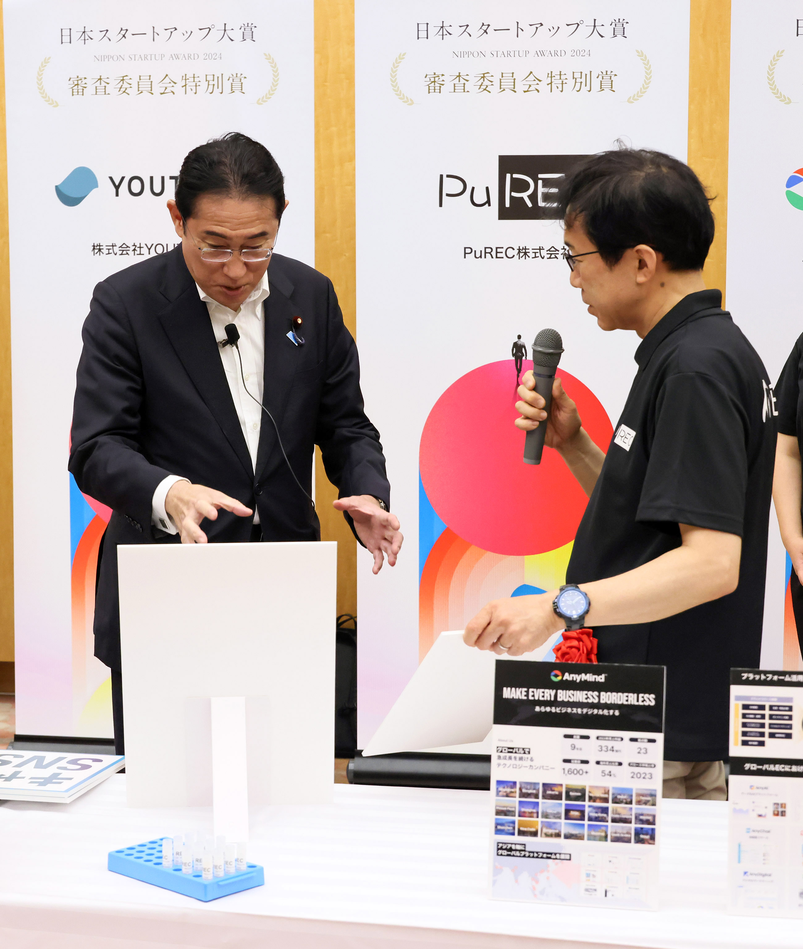 Prime Minister Kishida viewing the exhibition booth of award winners (9)