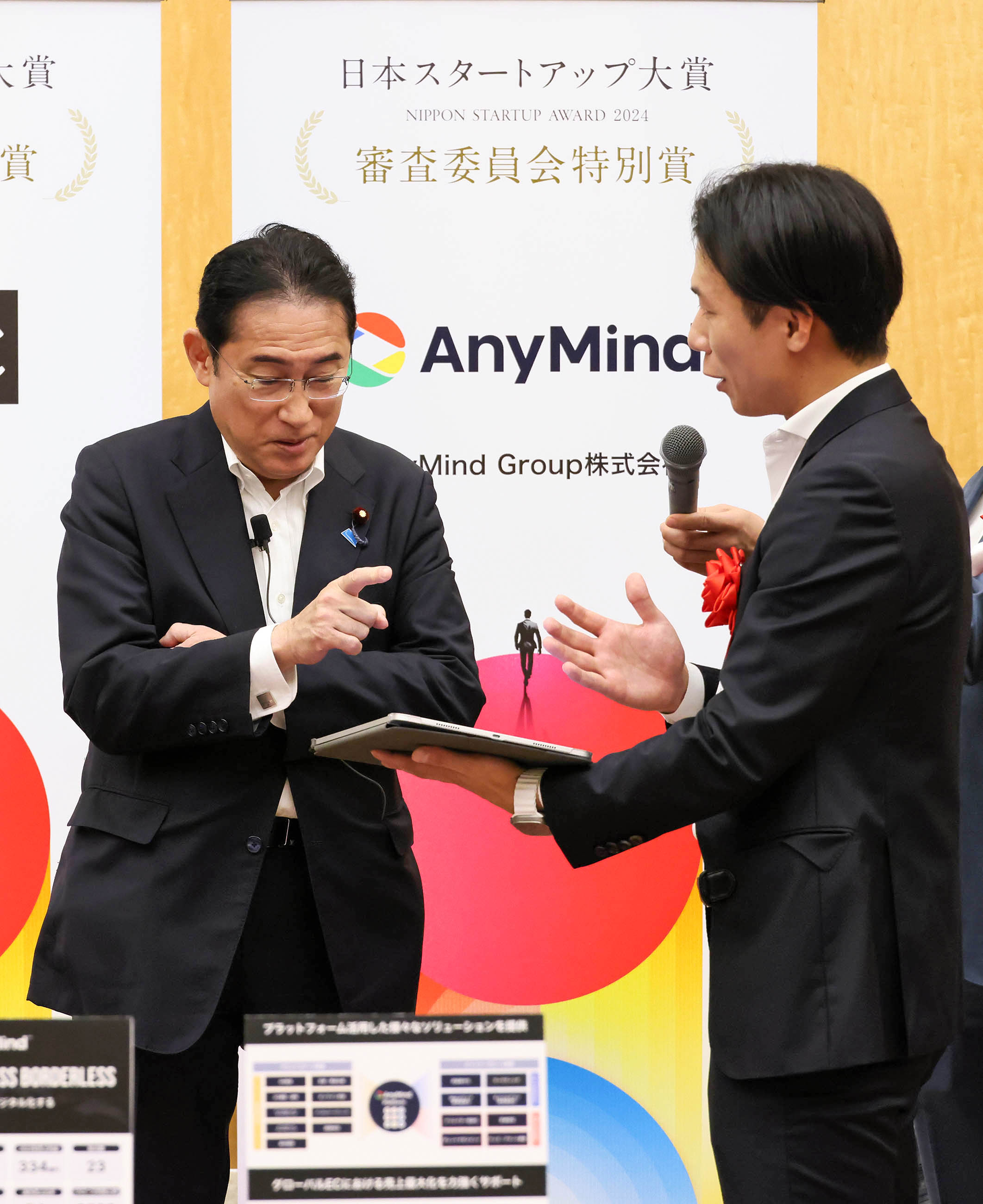 Prime Minister Kishida viewing the exhibition booth of award winners (10)