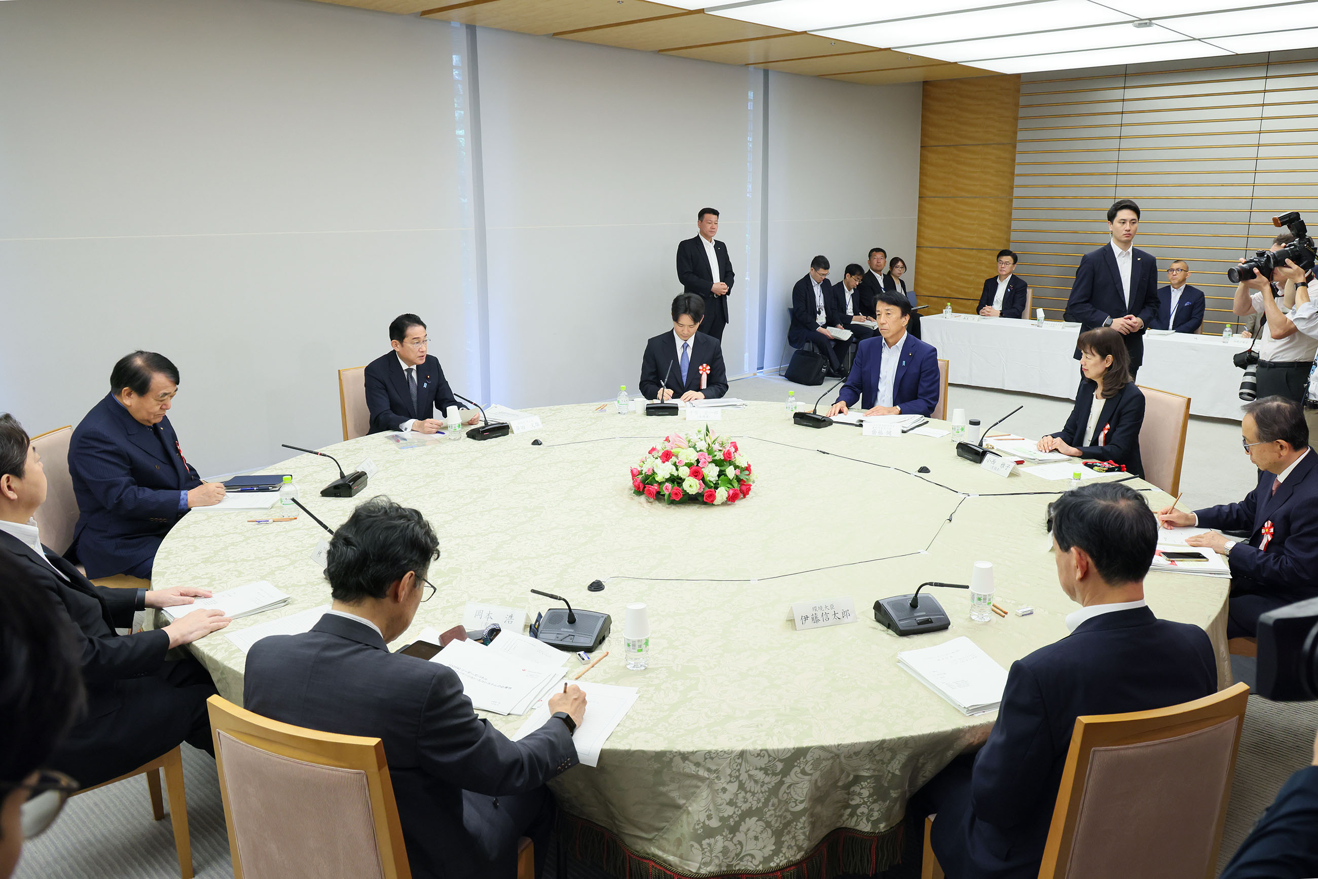 Prime Minister Kishida exchanging views (2)