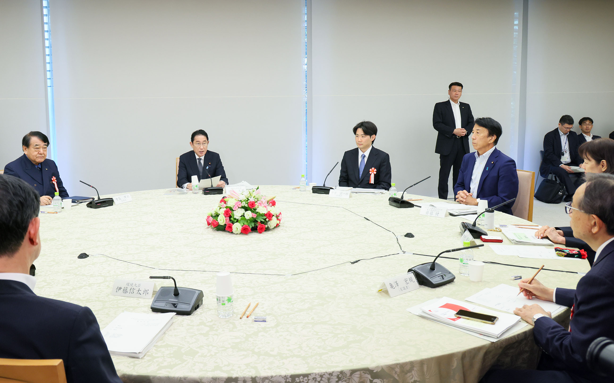 Prime Minister Kishida exchanging views (3)