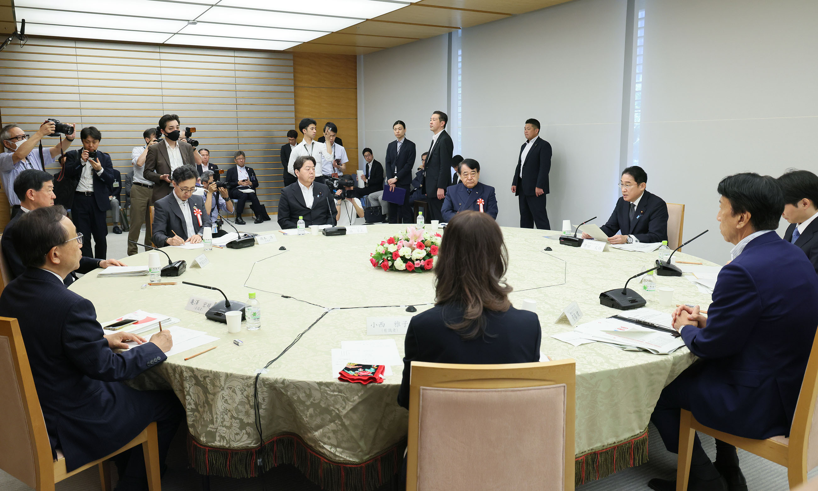 Prime Minister Kishida exchanging views (4)