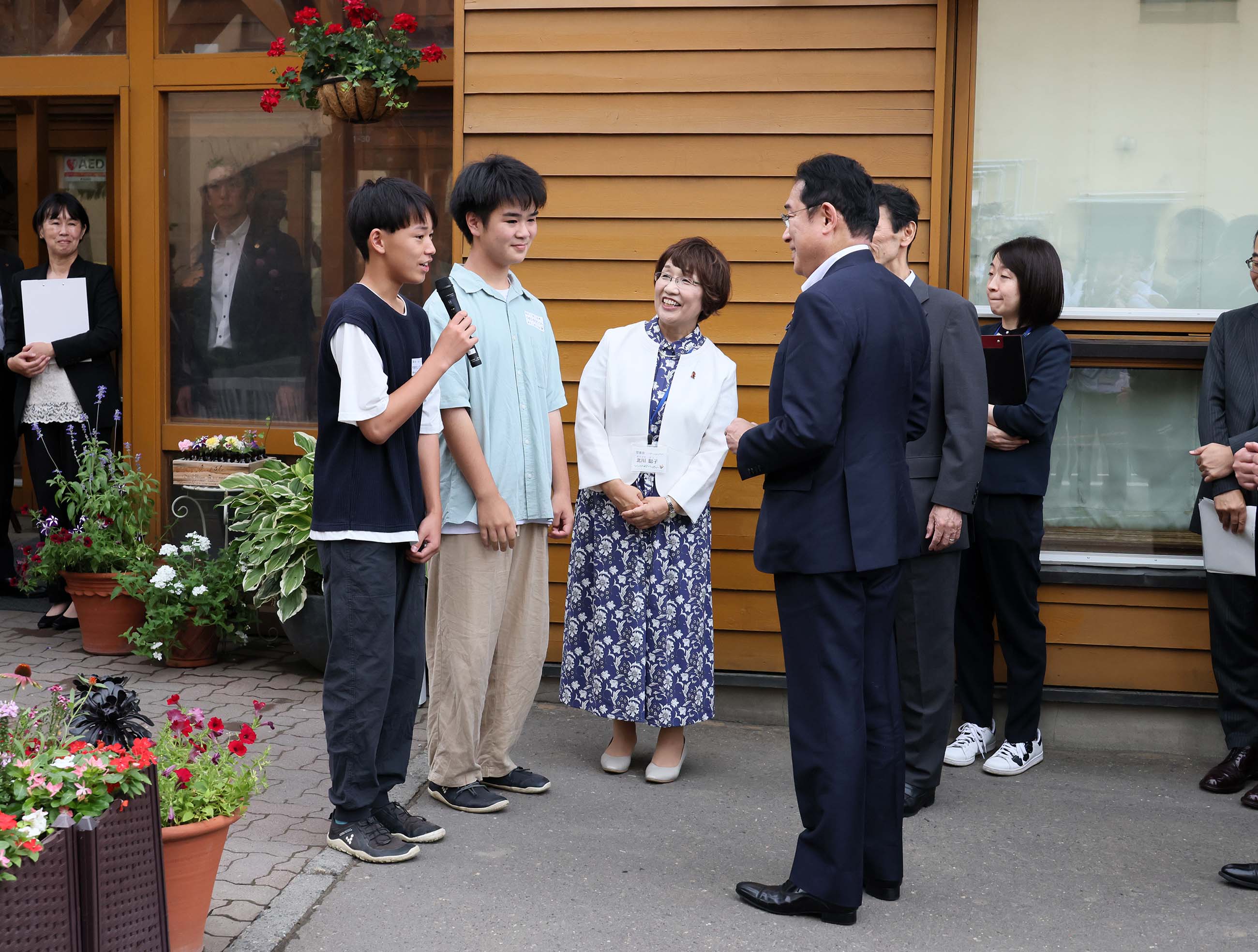 Prime Minister Kishida being welcomed at a child development support center (1)