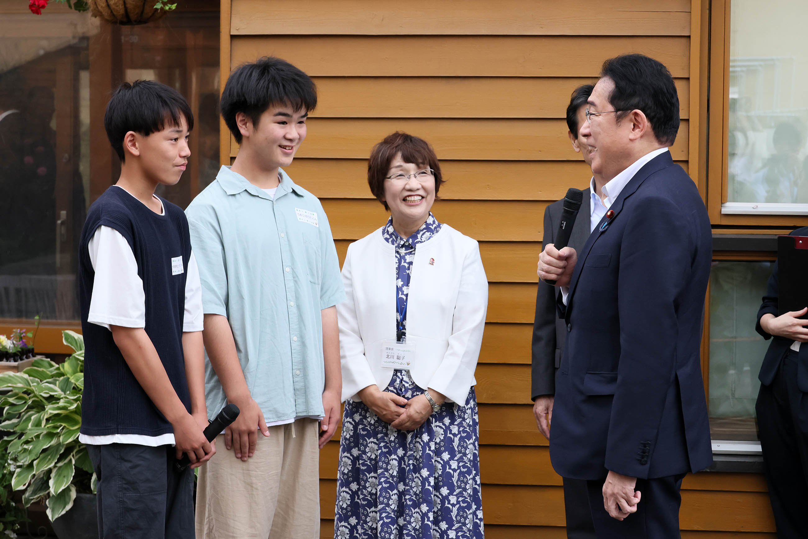 Prime Minister Kishida being welcomed at a child development support center (2)