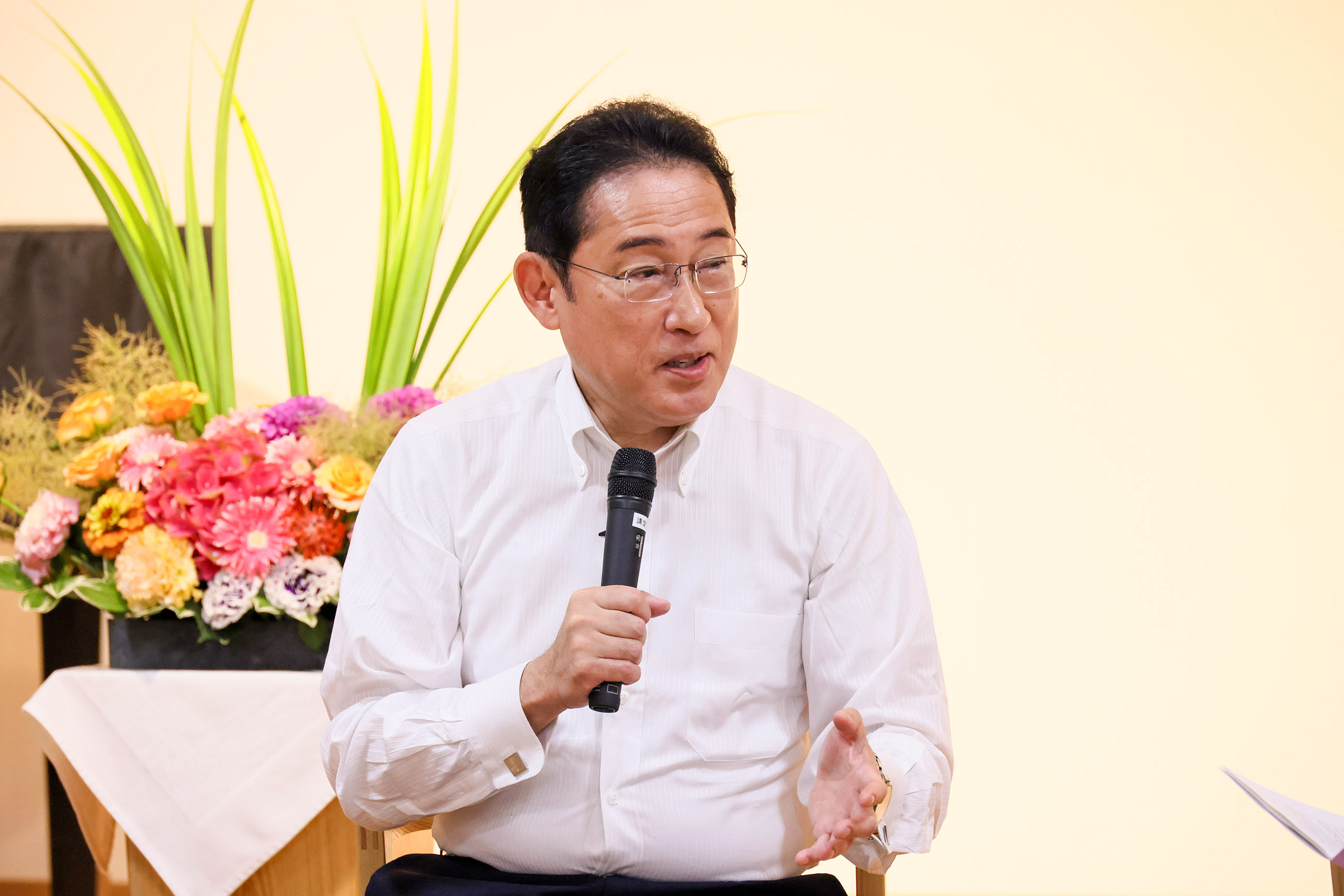 Prime Minister Kishida exchanging views with users and staff of Muginoko (2)