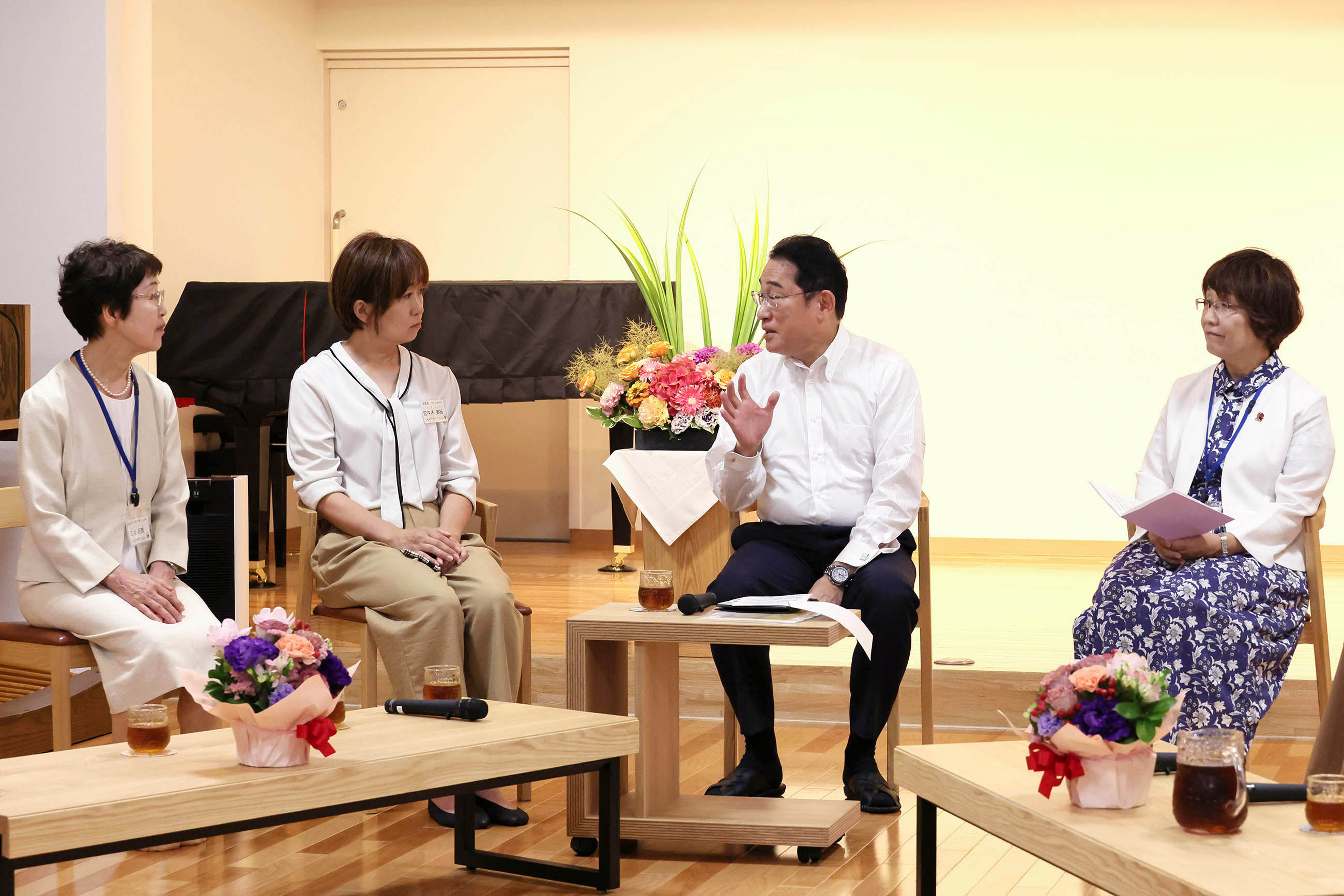 Prime Minister Kishida exchanging views with users and staff of Muginoko (3)