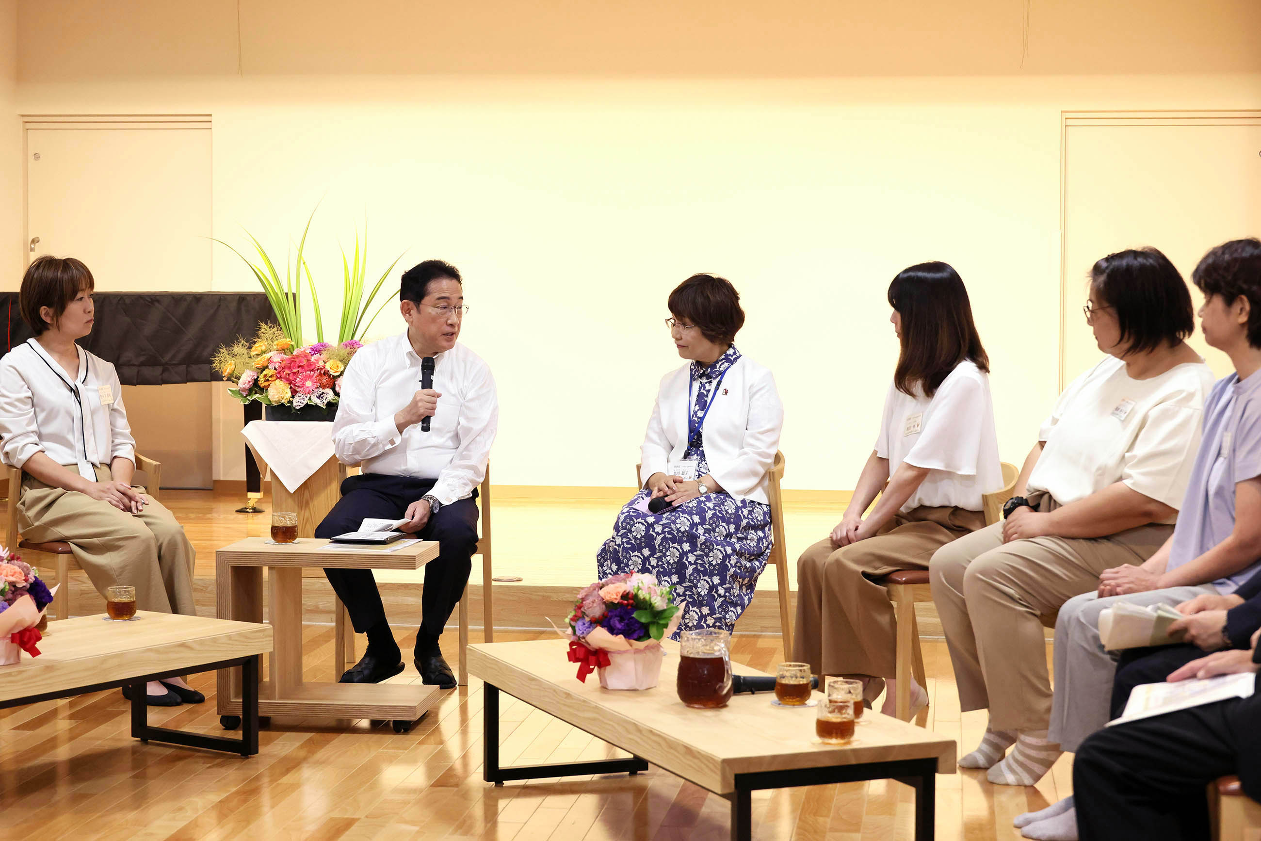 Prime Minister Kishida exchanging views with users and staff of Muginoko (4)