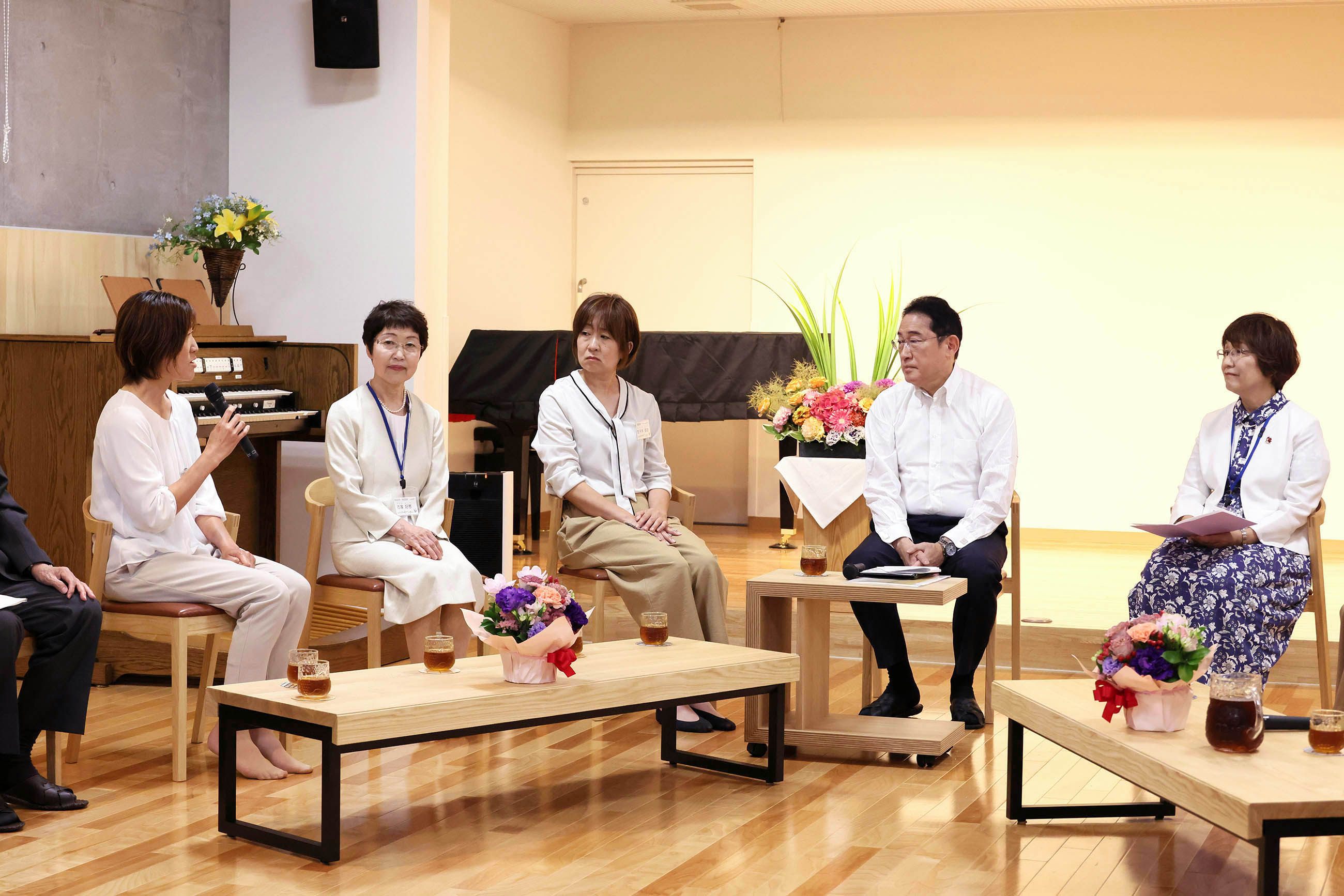 Prime Minister Kishida exchanging views with users and staff of Muginoko (6)