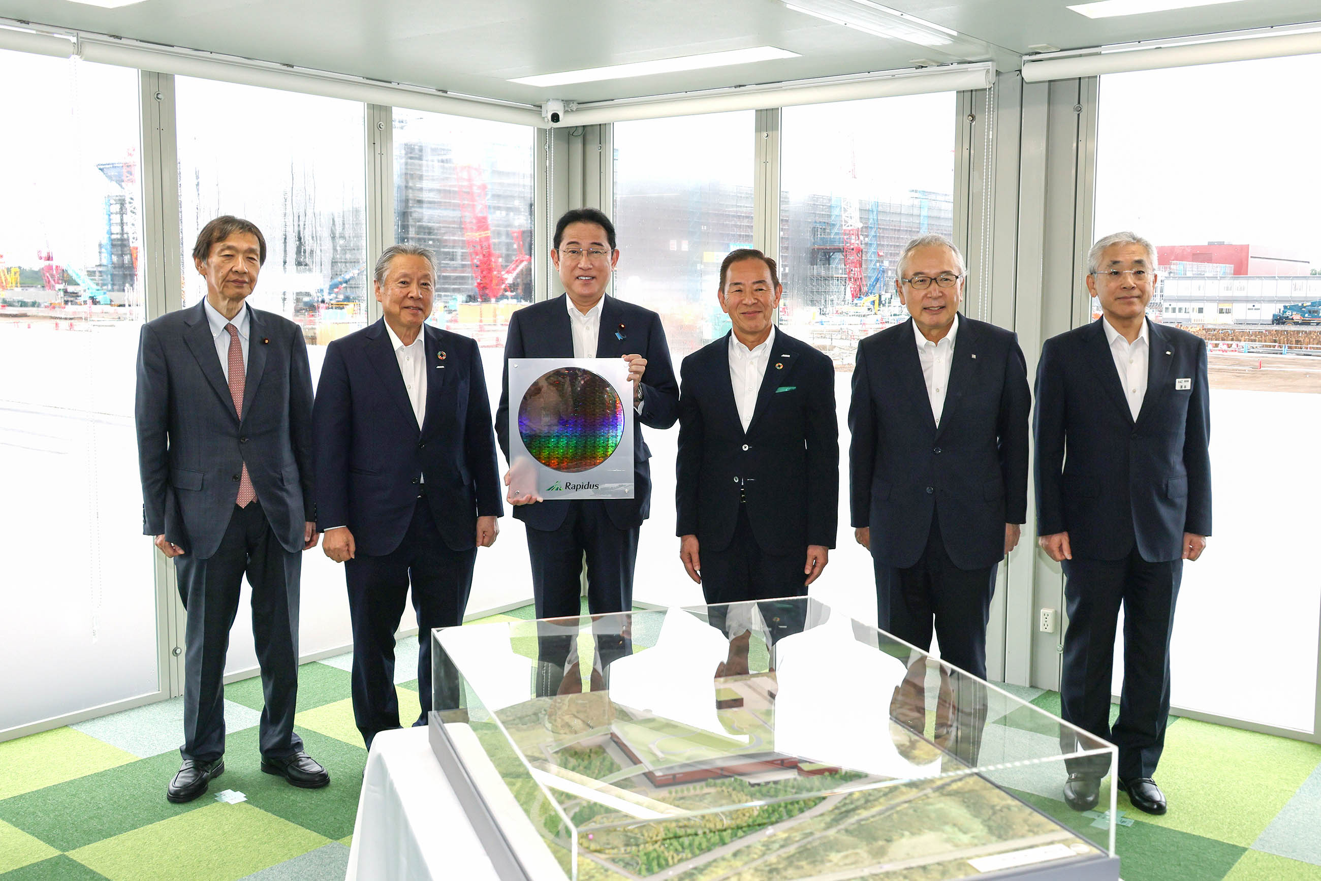 Prime Minister Kishida receiving a briefing at a semiconductor plant construction site (1)