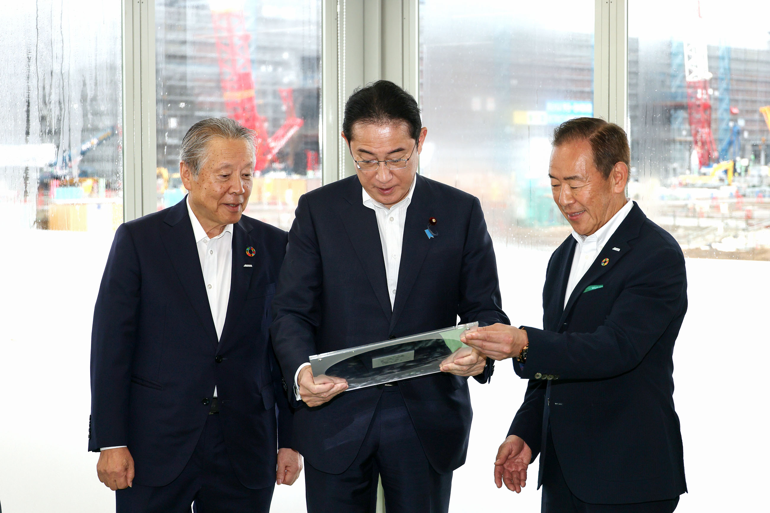 Prime Minister Kishida receiving a briefing at a semiconductor plant construction site (2)