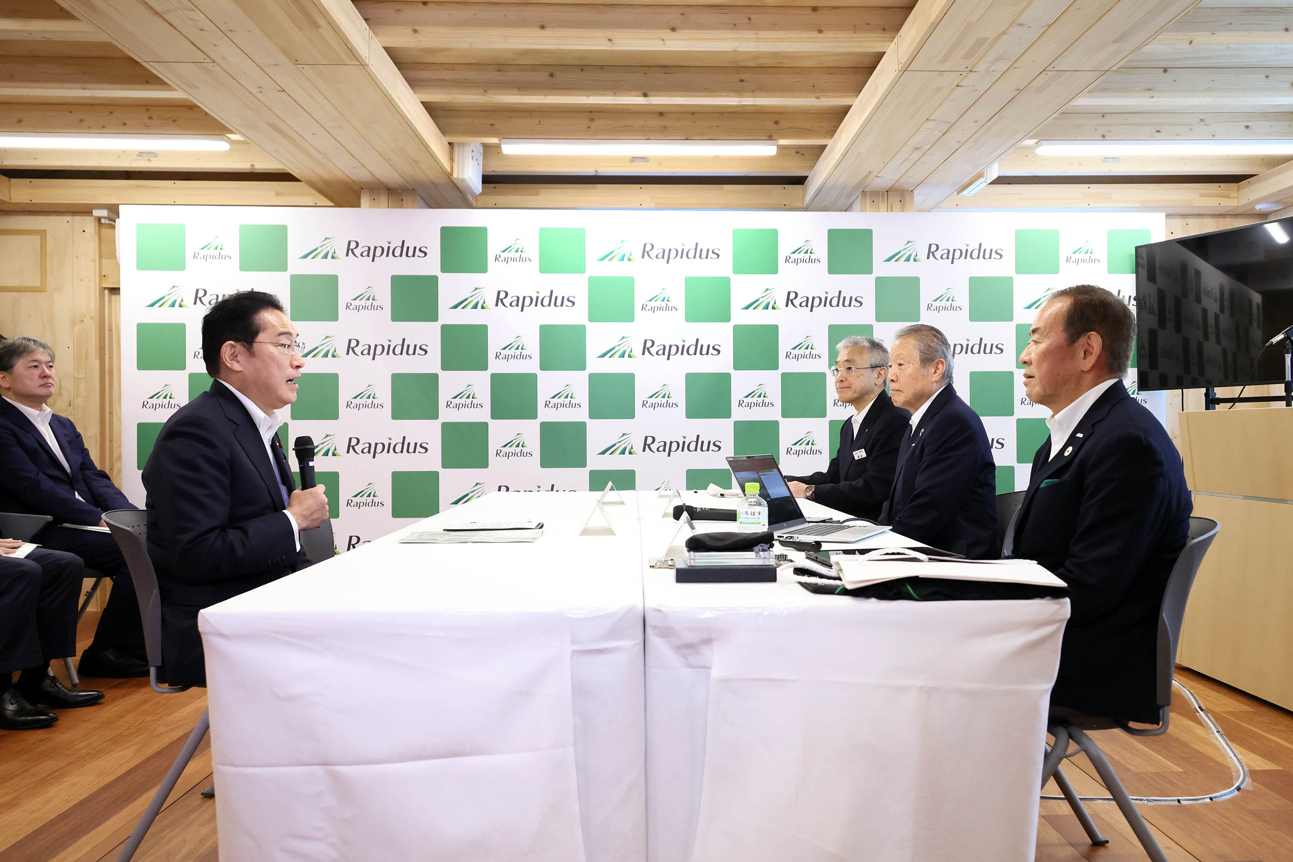 Prime Minister Kishida exchanging views (1)