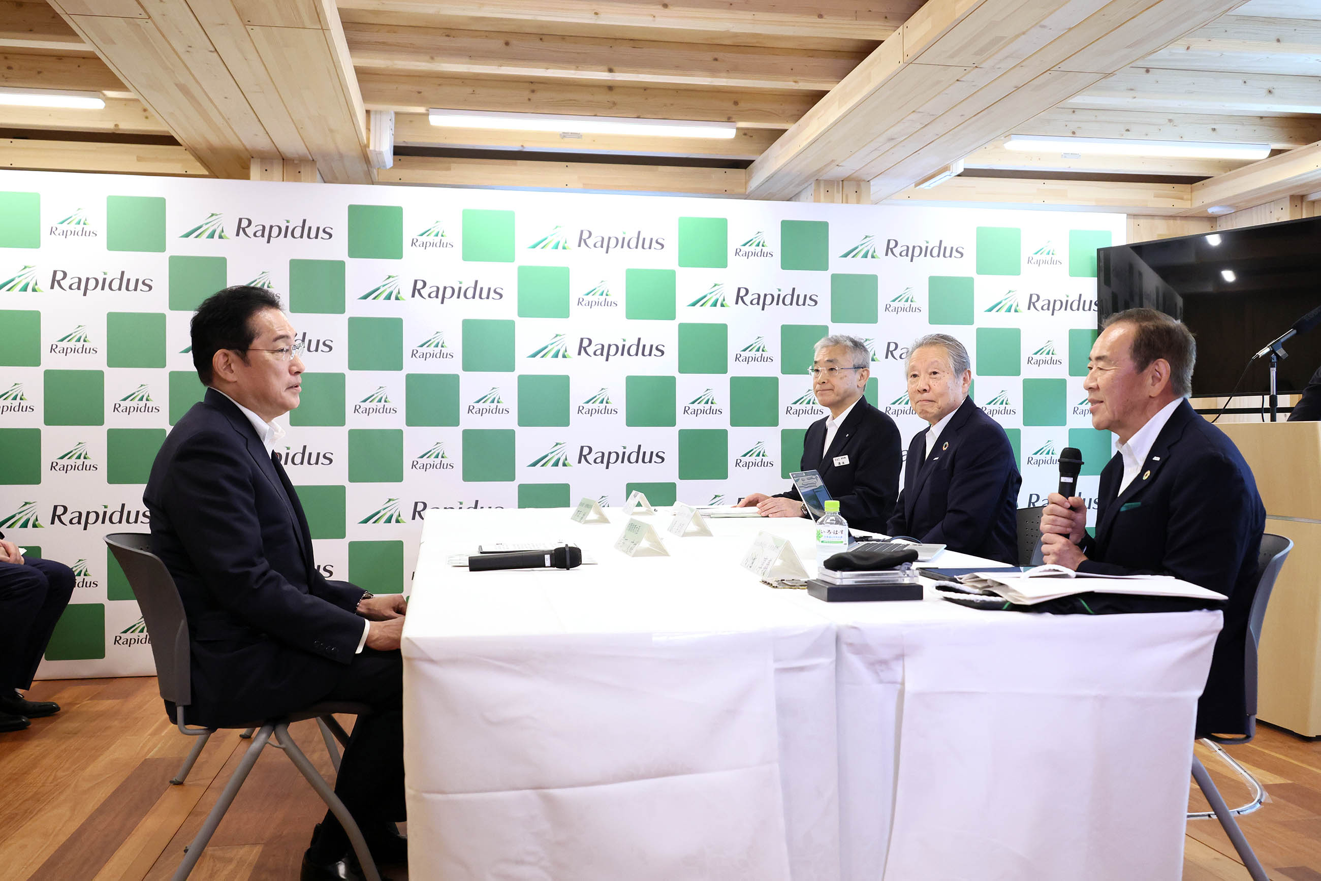 Prime Minister Kishida exchanging views (2)