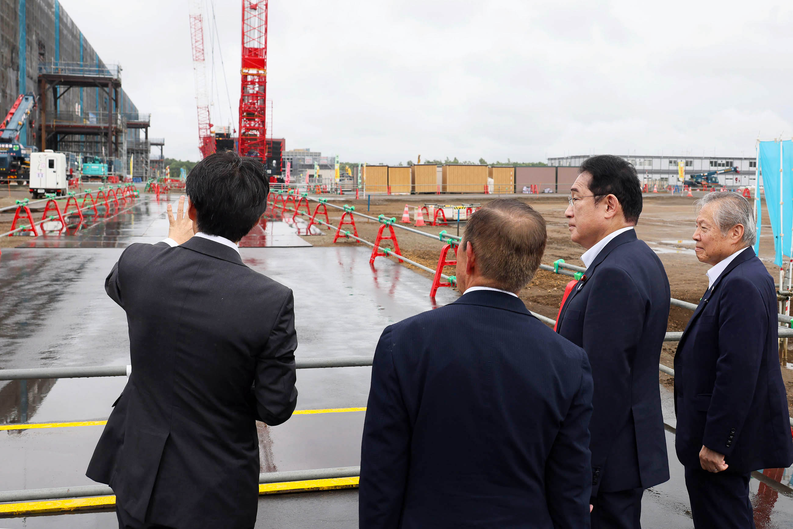 Prime Minister Kishida taking a tour of a semiconductor plant construction site (1)