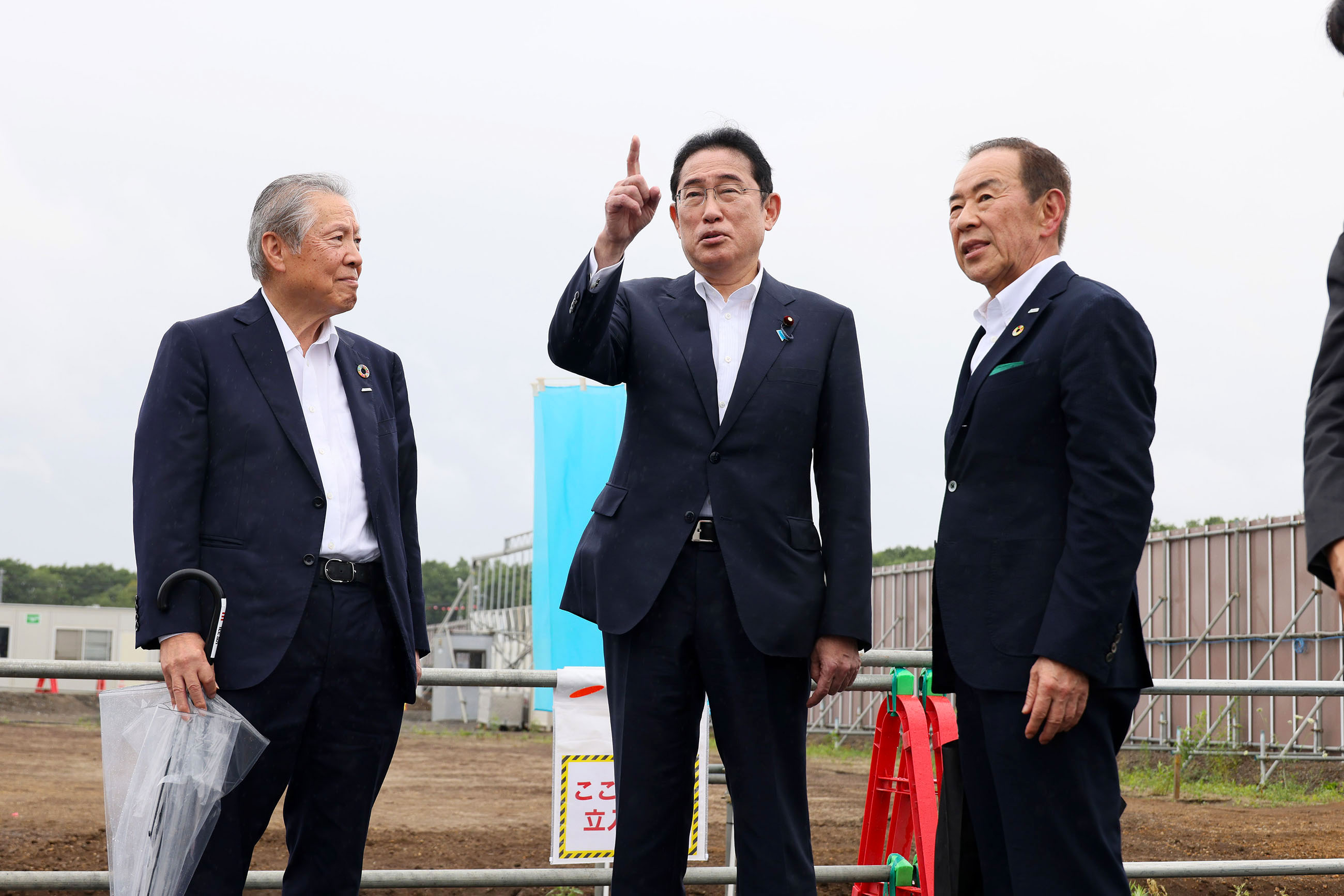 Prime Minister Kishida taking a tour of a semiconductor plant construction site (2)