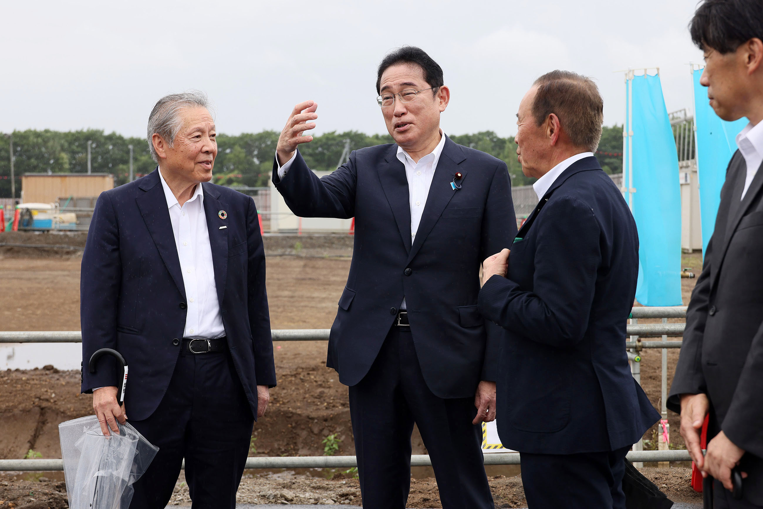 Prime Minister Kishida taking a tour of a semiconductor plant construction site (3)