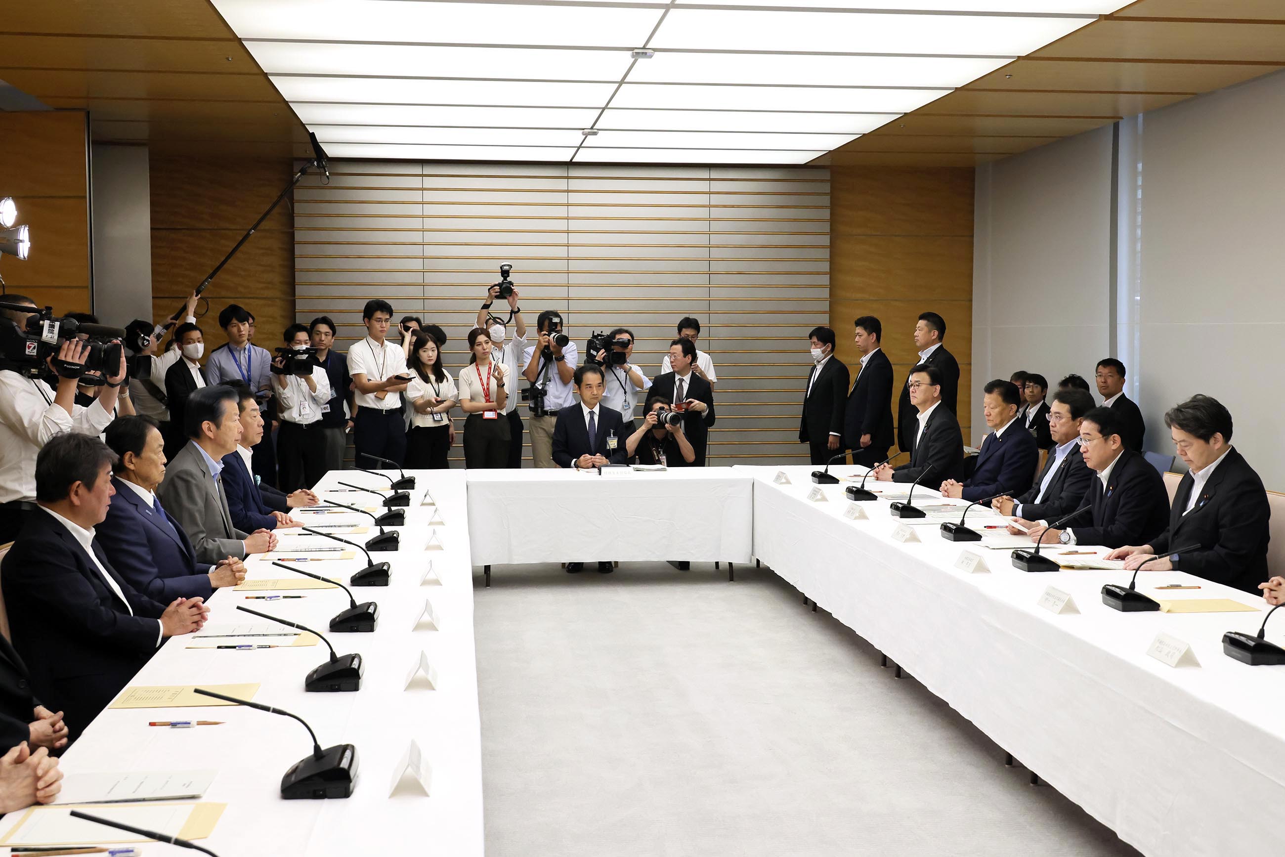 Prime Minister Kishida wrapping up a meeting (2)