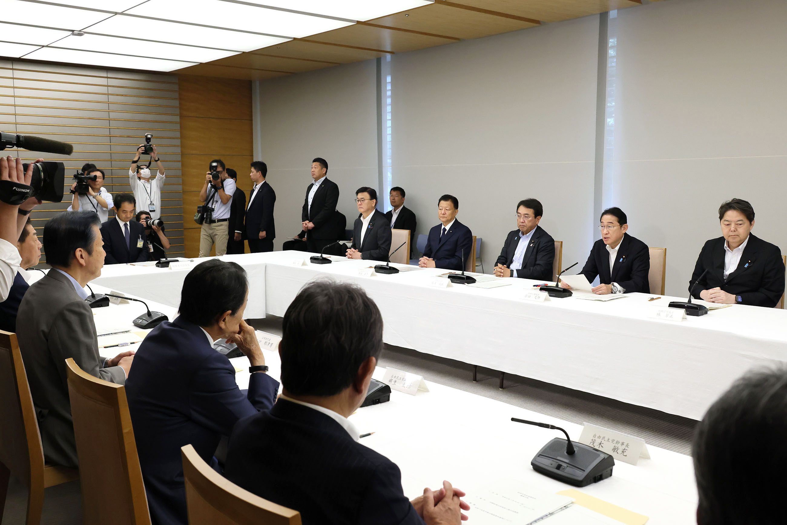 Prime Minister Kishida wrapping up a meeting (3)