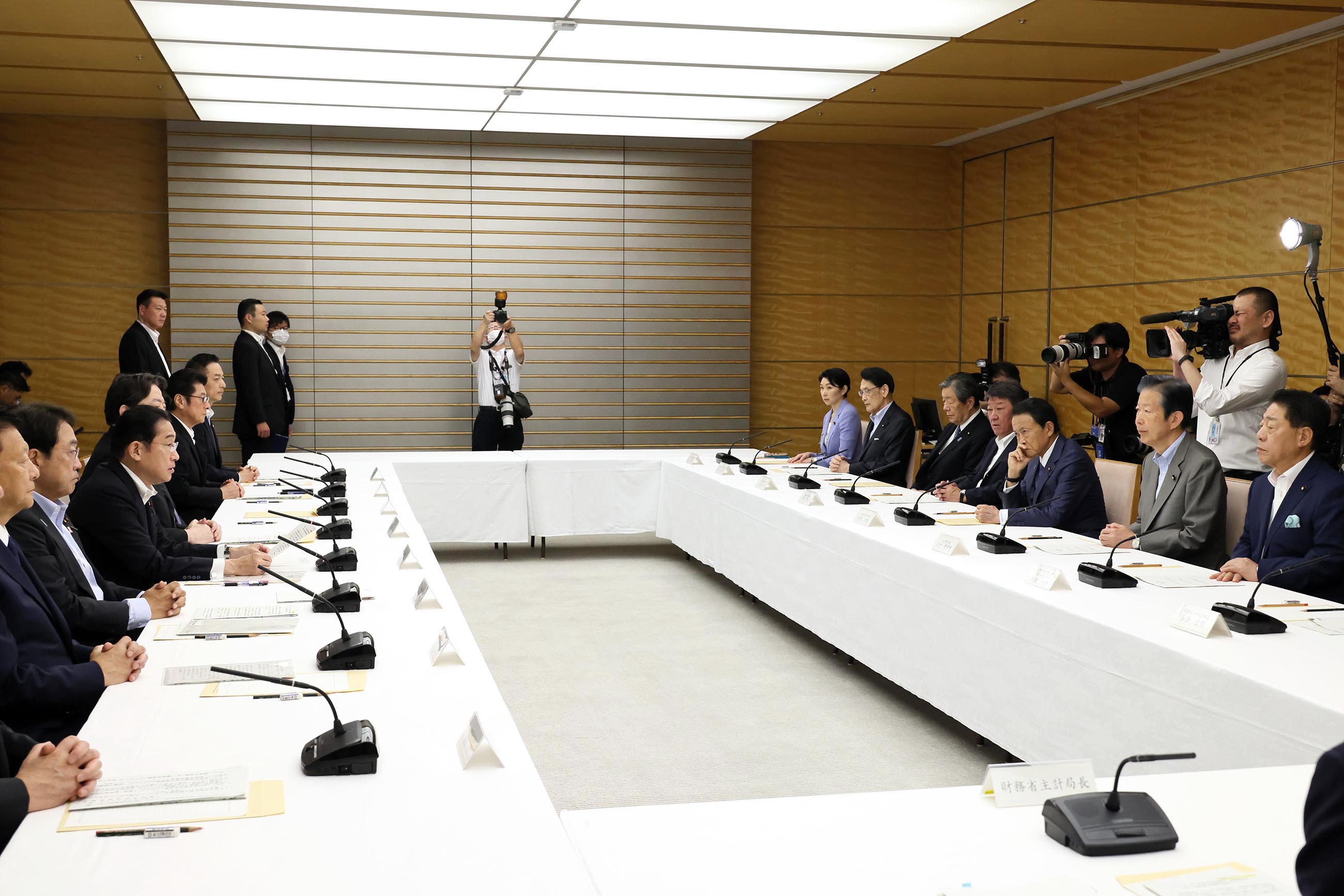 Prime Minister Kishida wrapping up a meeting (4)