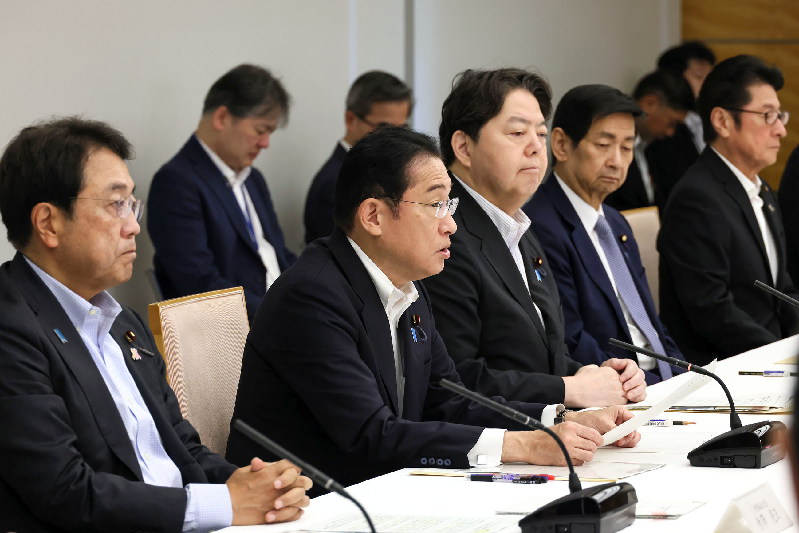 Prime Minister Kishida wrapping up a meeting (5)