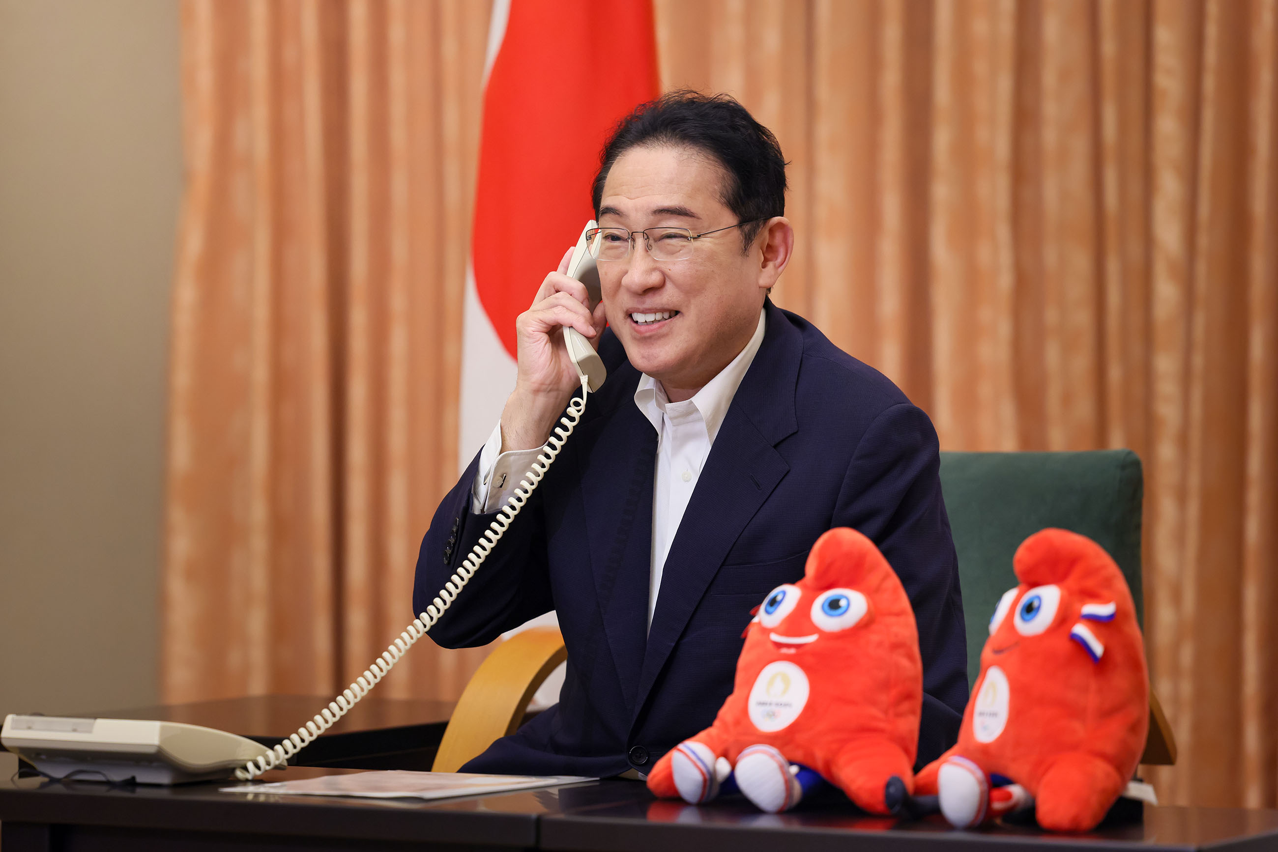 Prime Minister making a congratulatory phone call to Ms. Tsunoda (1)