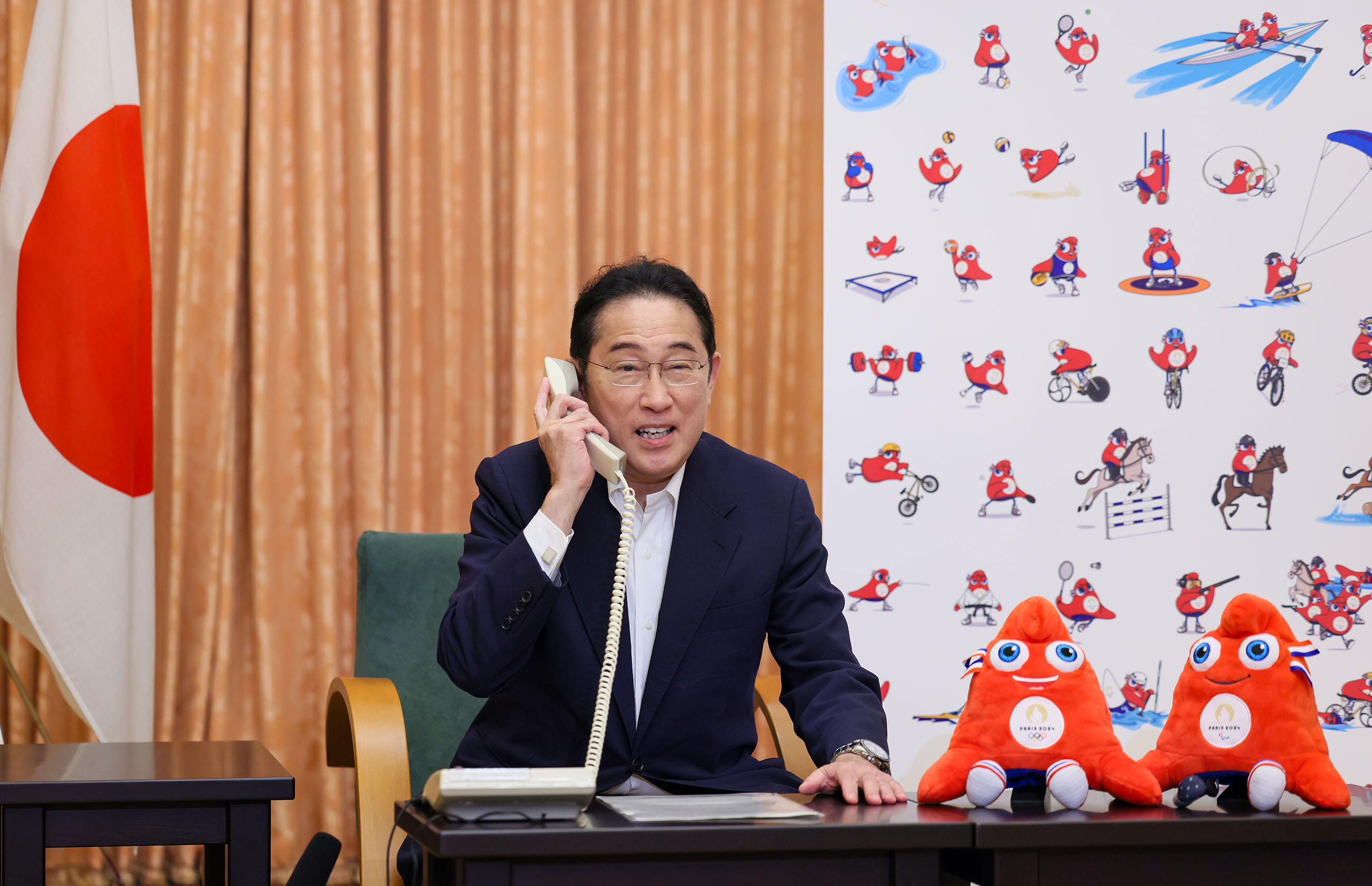 Prime Minister making a congratulatory phone call to Ms. Tsunoda (2)