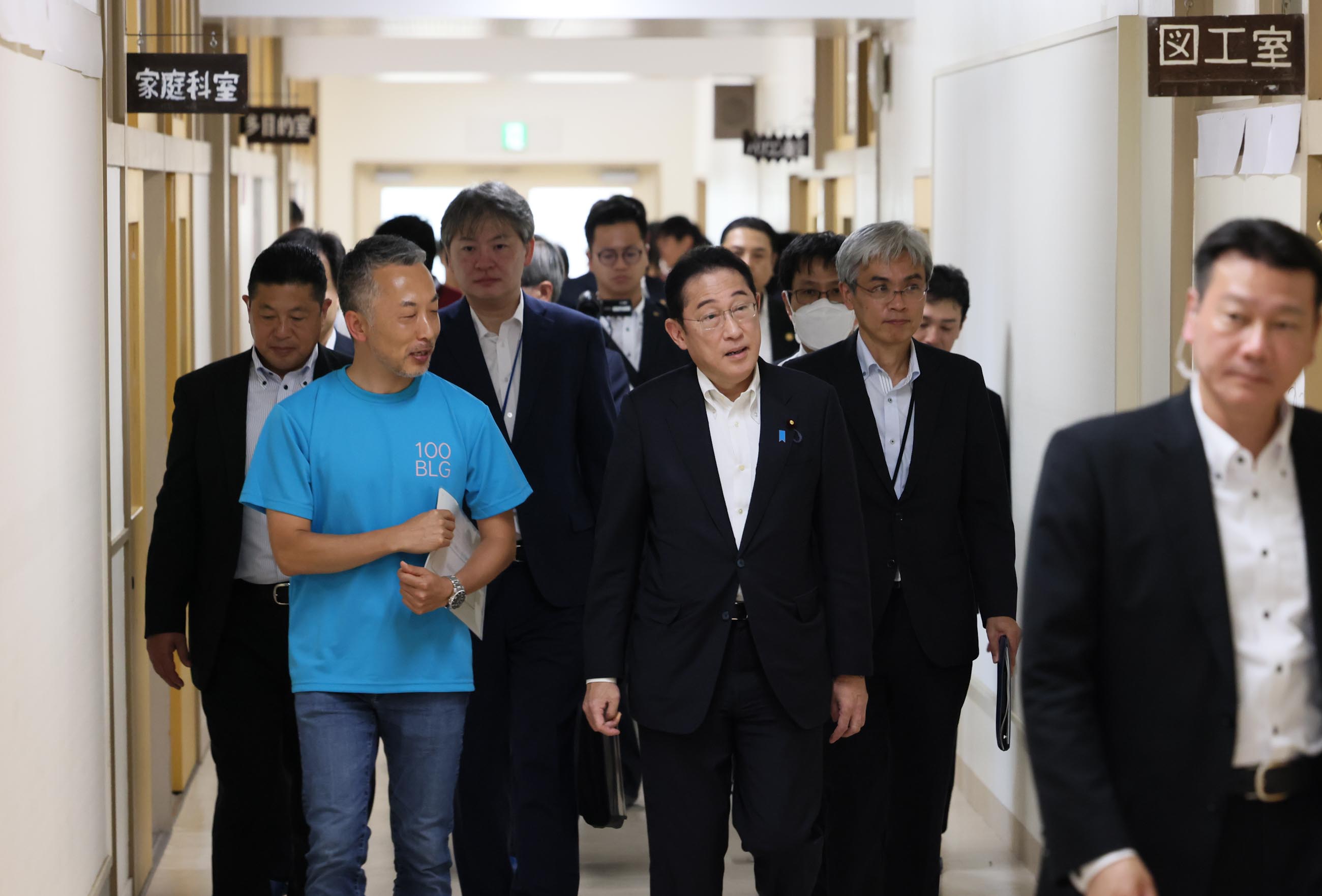 Prime Minister Kishida receiving a tour at the 