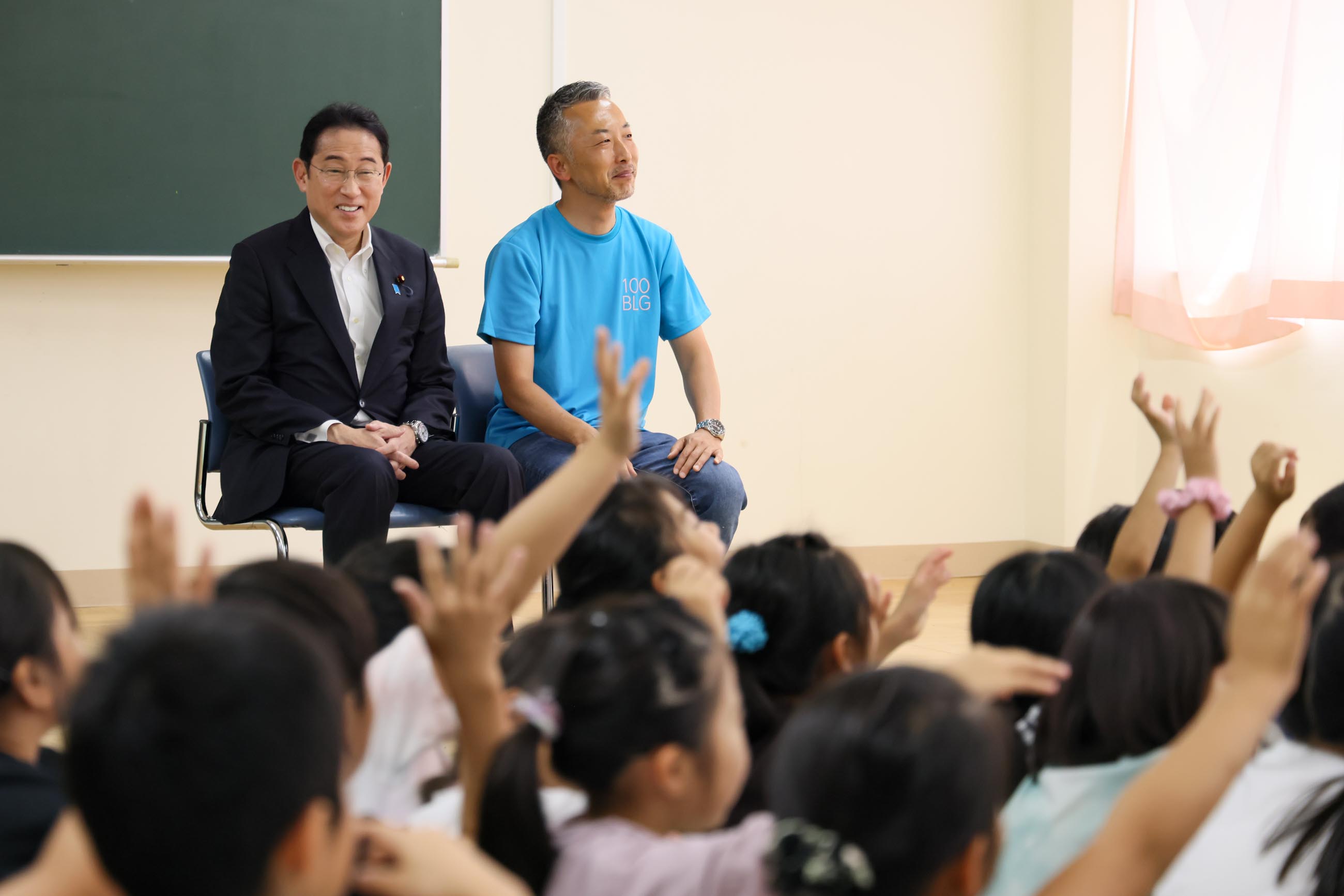 Prime Minister Kishida receiving a tour at the 