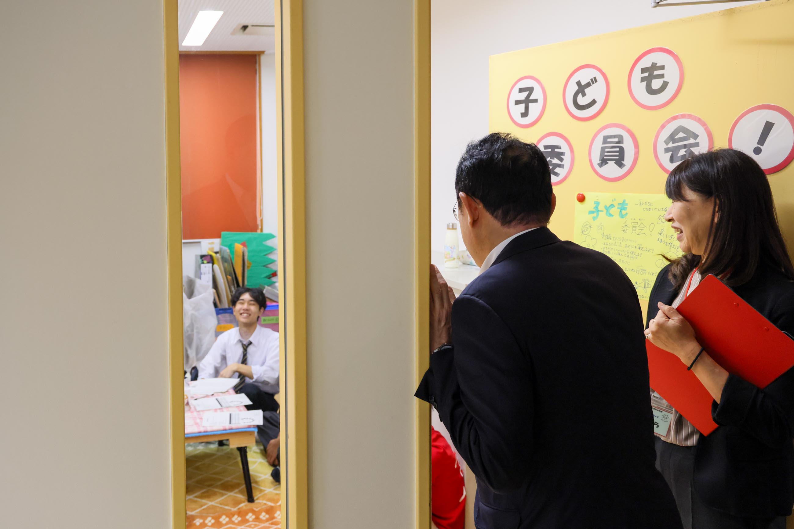 Prime Minister Kishida visiting Child Center Maachi (2)