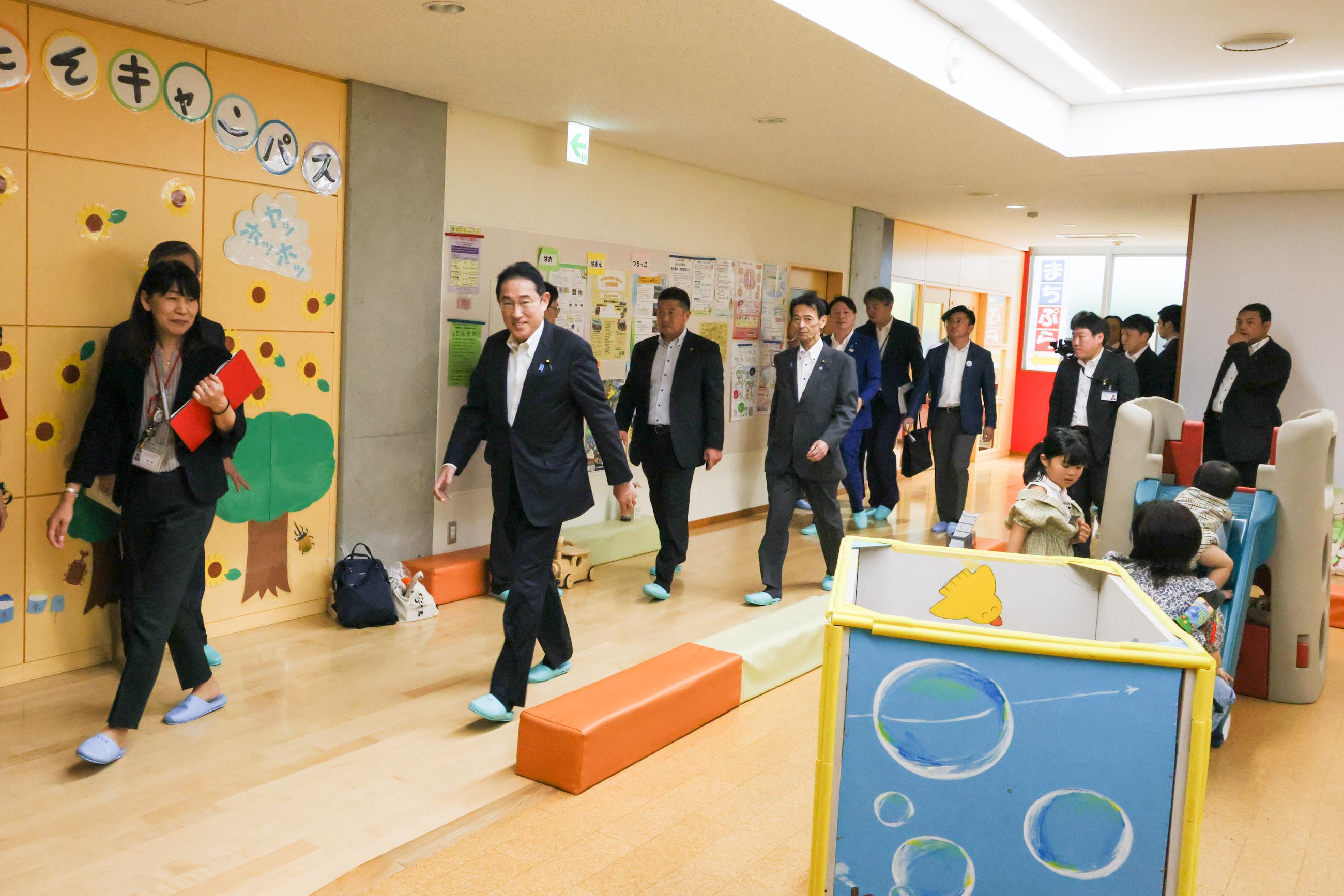 Prime Minister Kishida visiting Child Center Maachi (3)