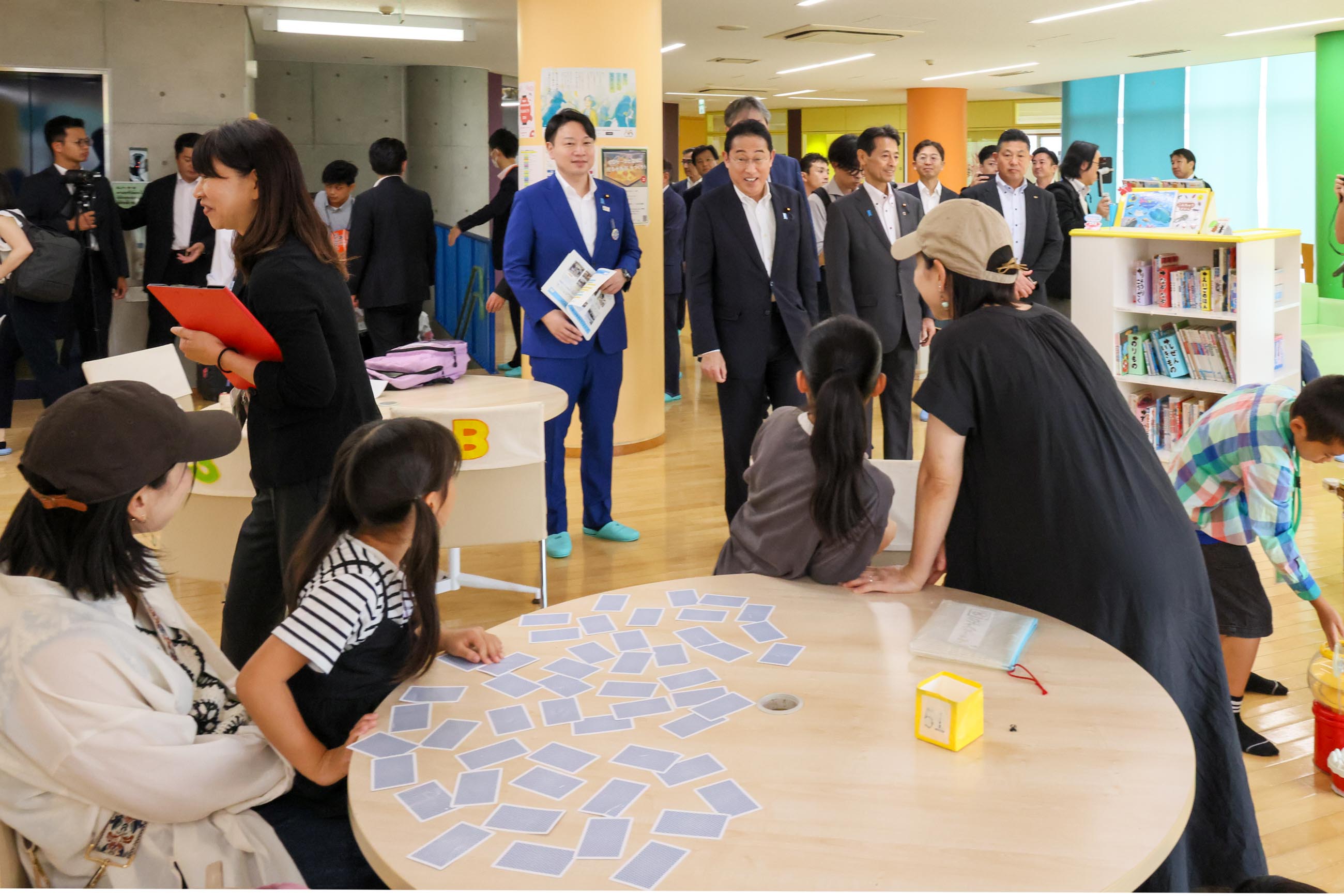 Prime Minister Kishida visiting Child Center Maachi (4)