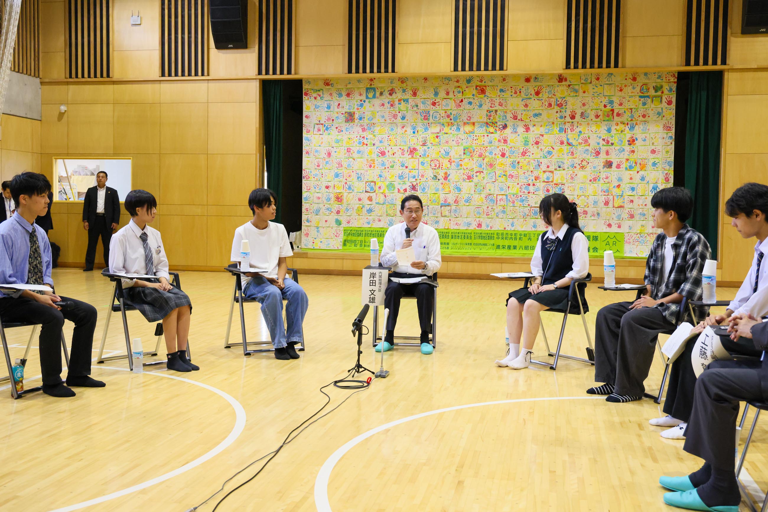 Prime Minsiter Kishida holding an exchange of views with children and youth (2)