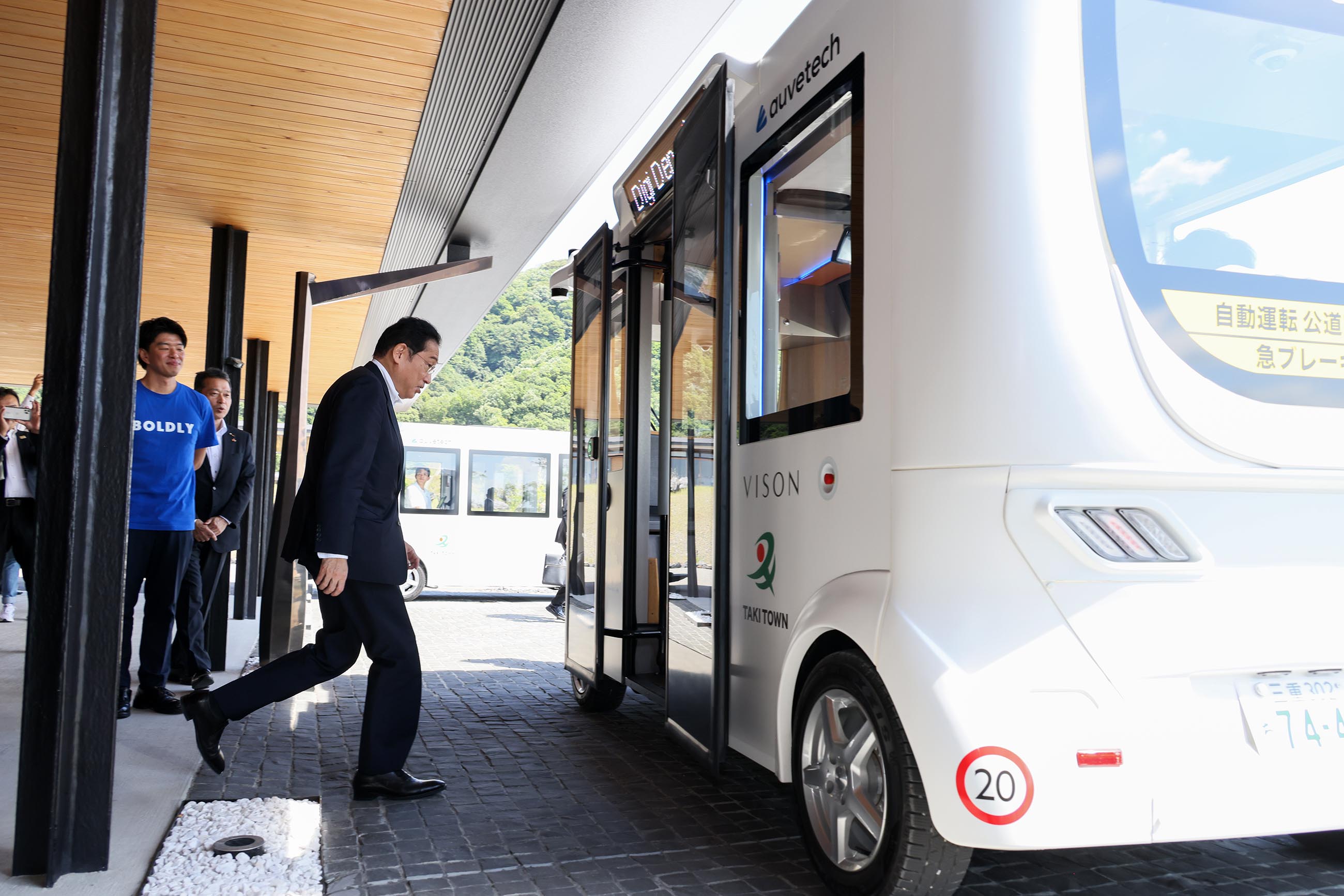 Prime Minister Kishida taking a test ride of MiCa, a self-driving vehicle (1)